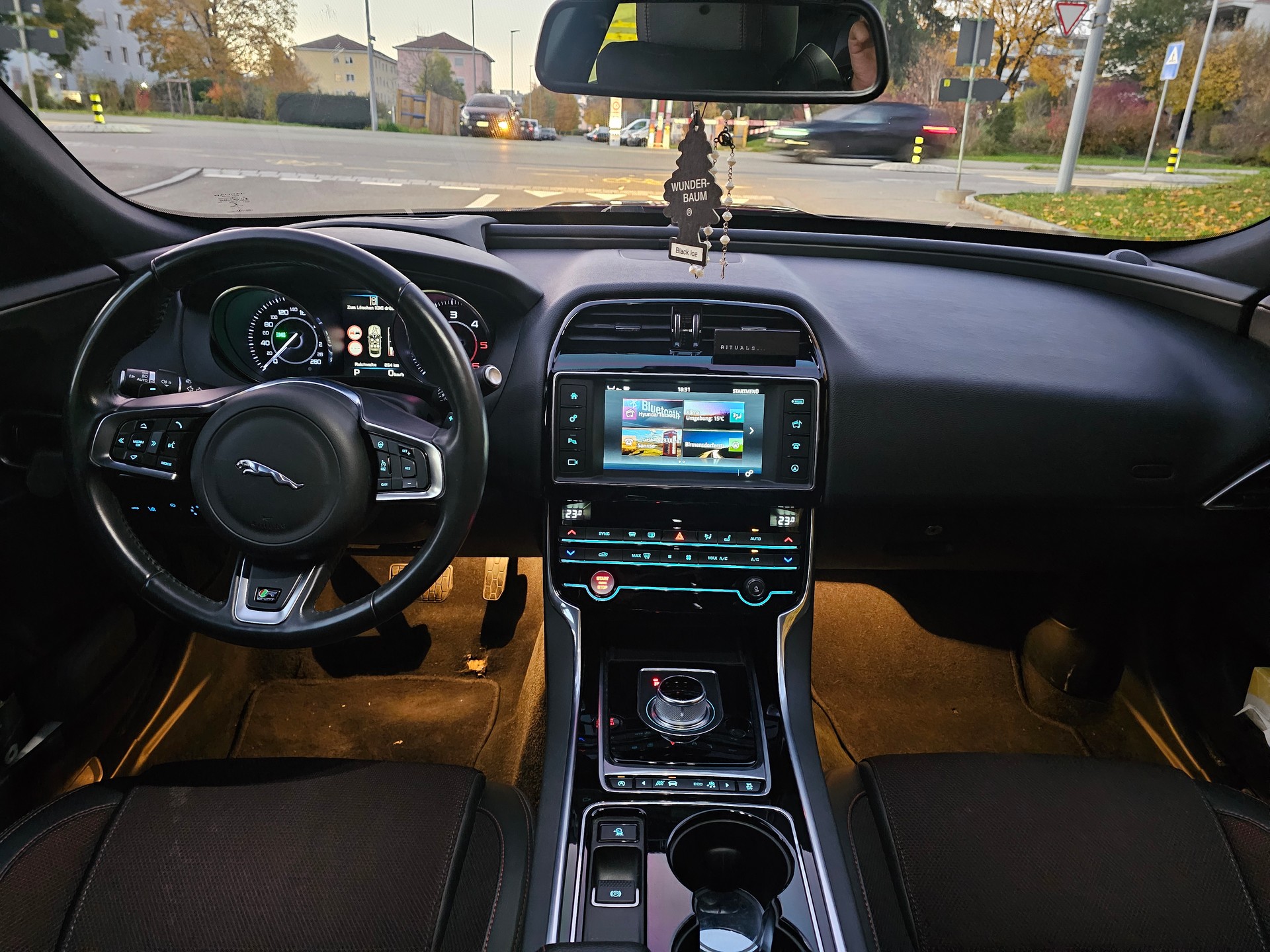 JAGUAR XE 20d R-Sport Automat-image-7