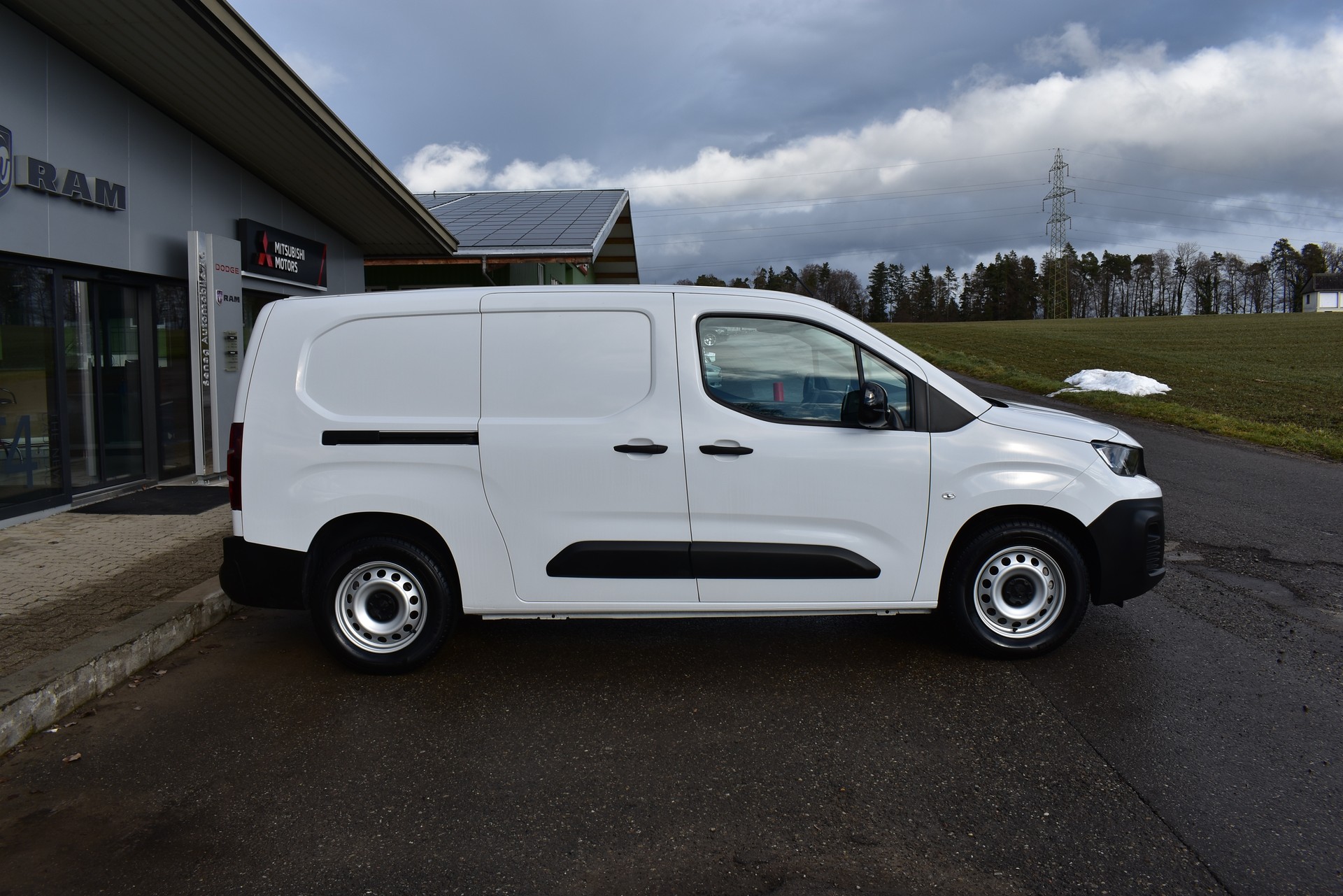 PEUGEOT E-Partner Long 50kWh-image-2