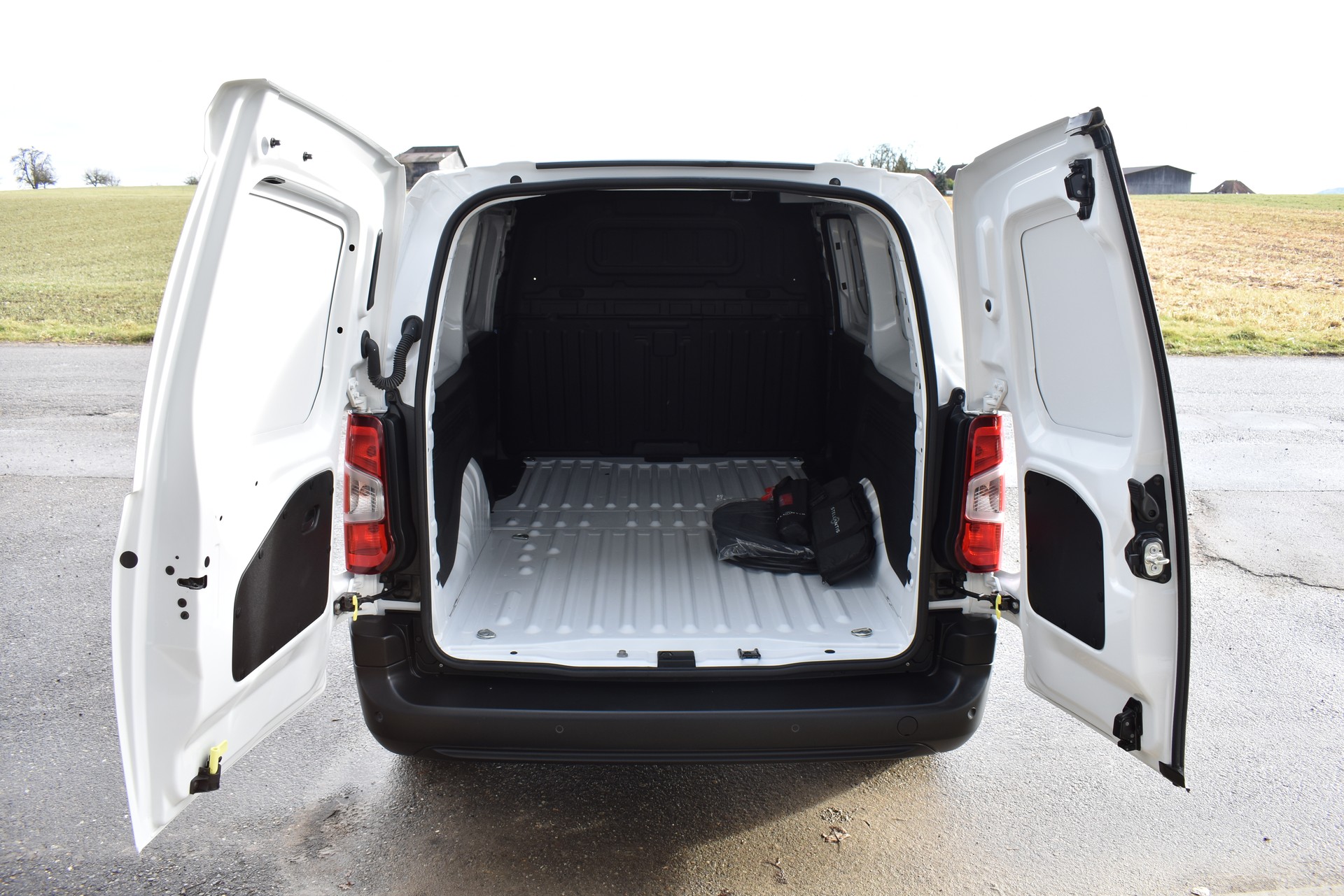 PEUGEOT E-Partner Long 50kWh-image-11