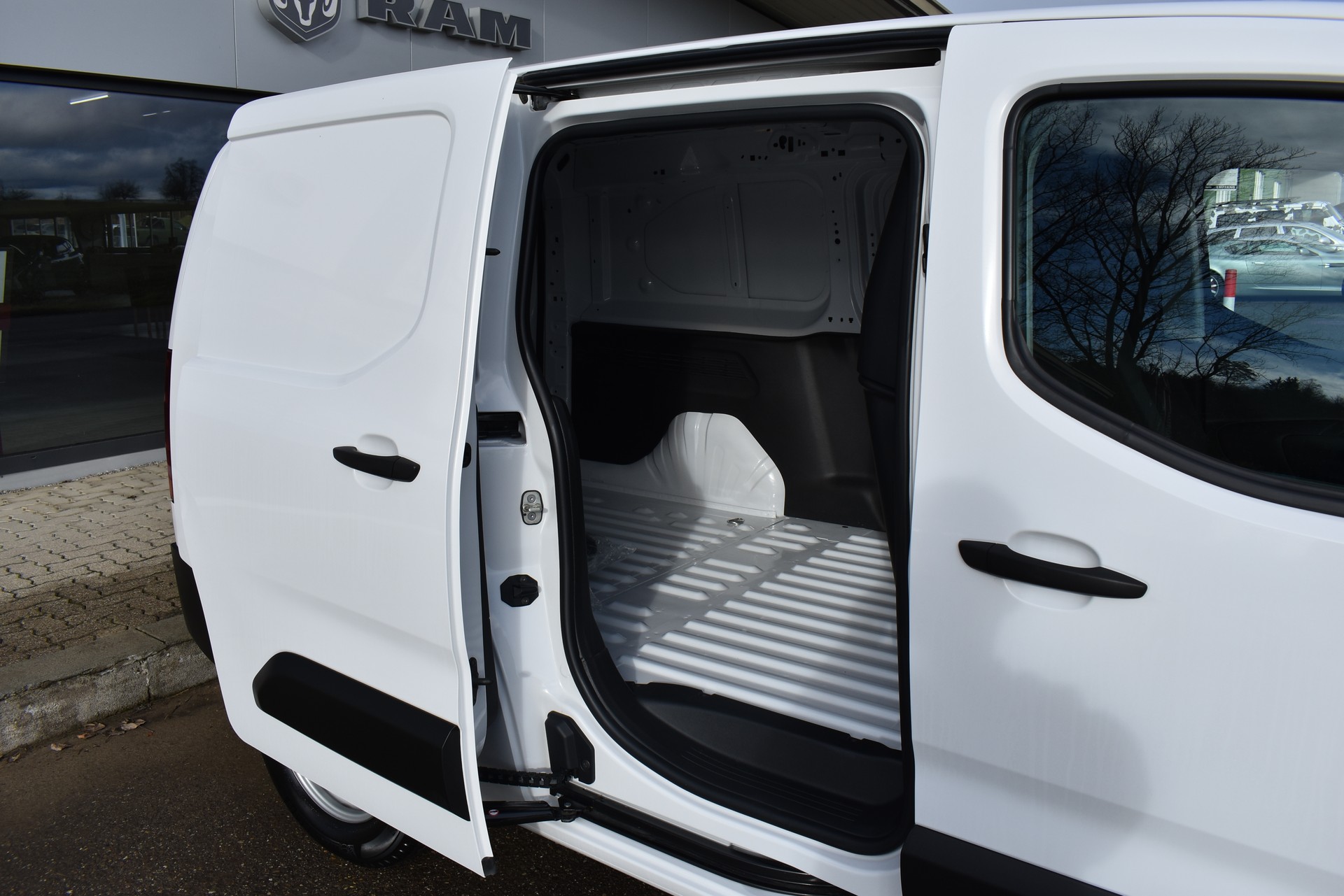 PEUGEOT E-Partner Long 50kWh-image-10