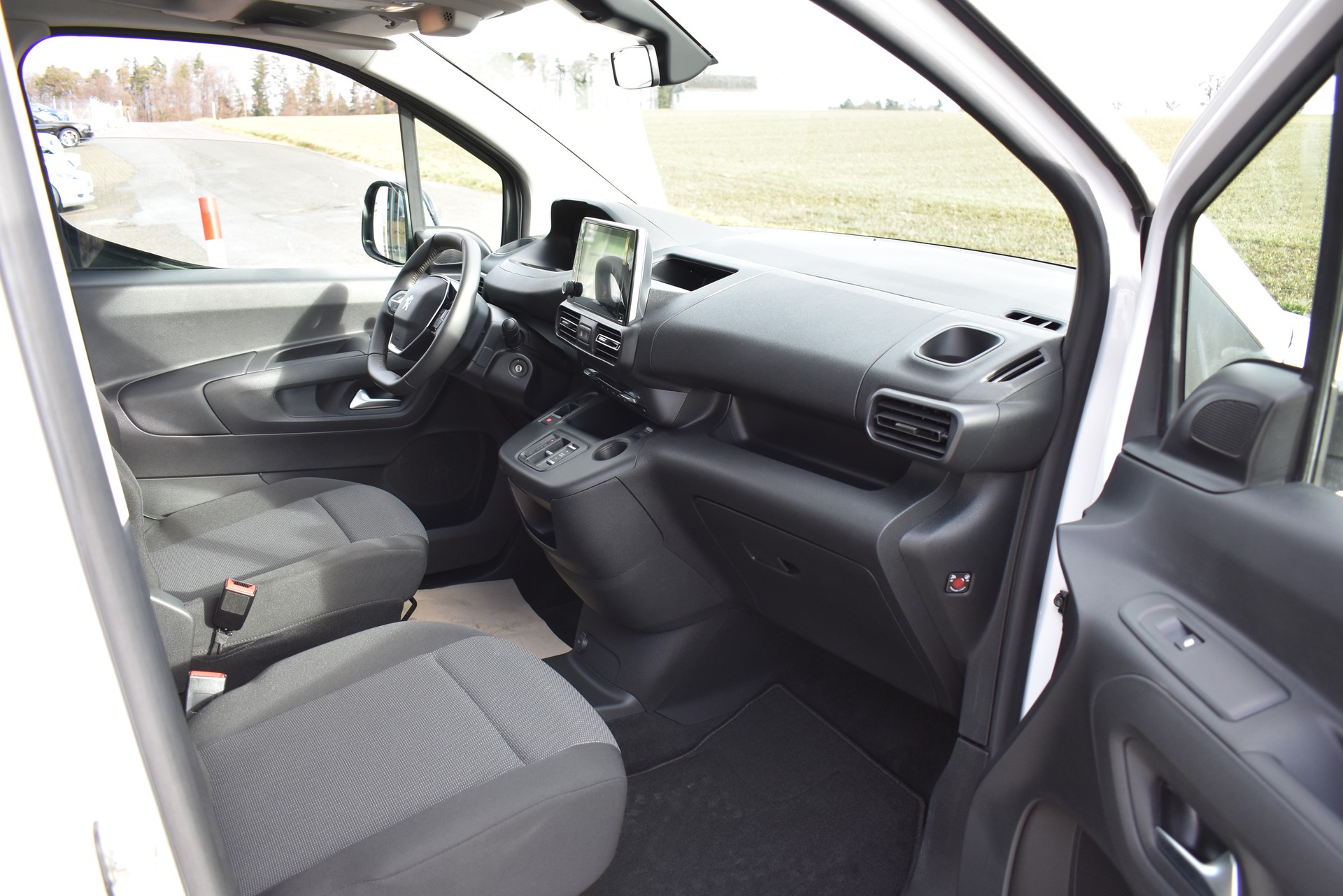 PEUGEOT E-Partner Long 50kWh-image-9