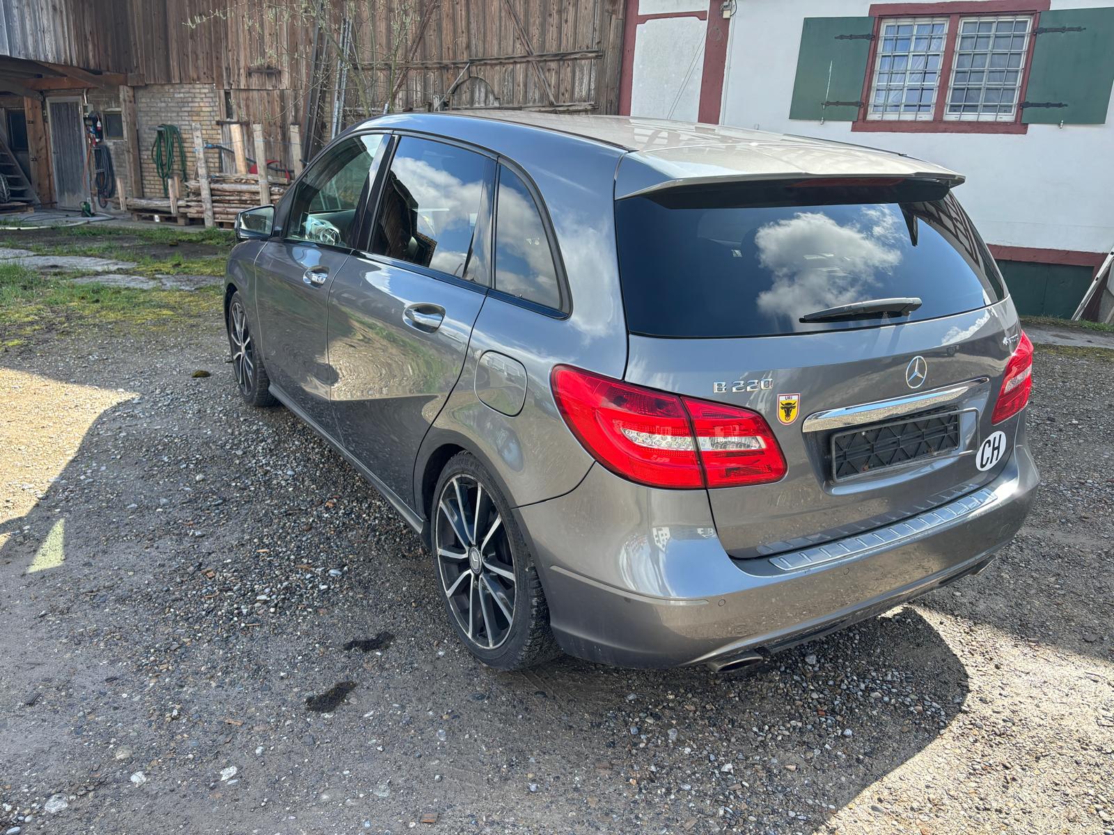 MERCEDES-BENZ B 220 4Matic 7G-DCT-image-2