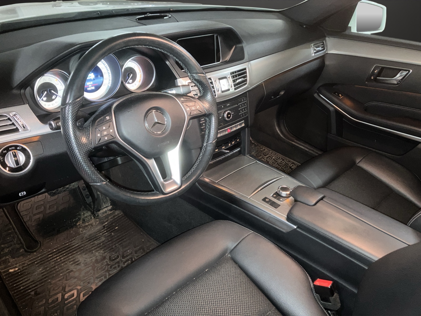 MERCEDES-BENZ E 220 BlueTEC Avantgarde 4Matic 7G-Tronic-image-7