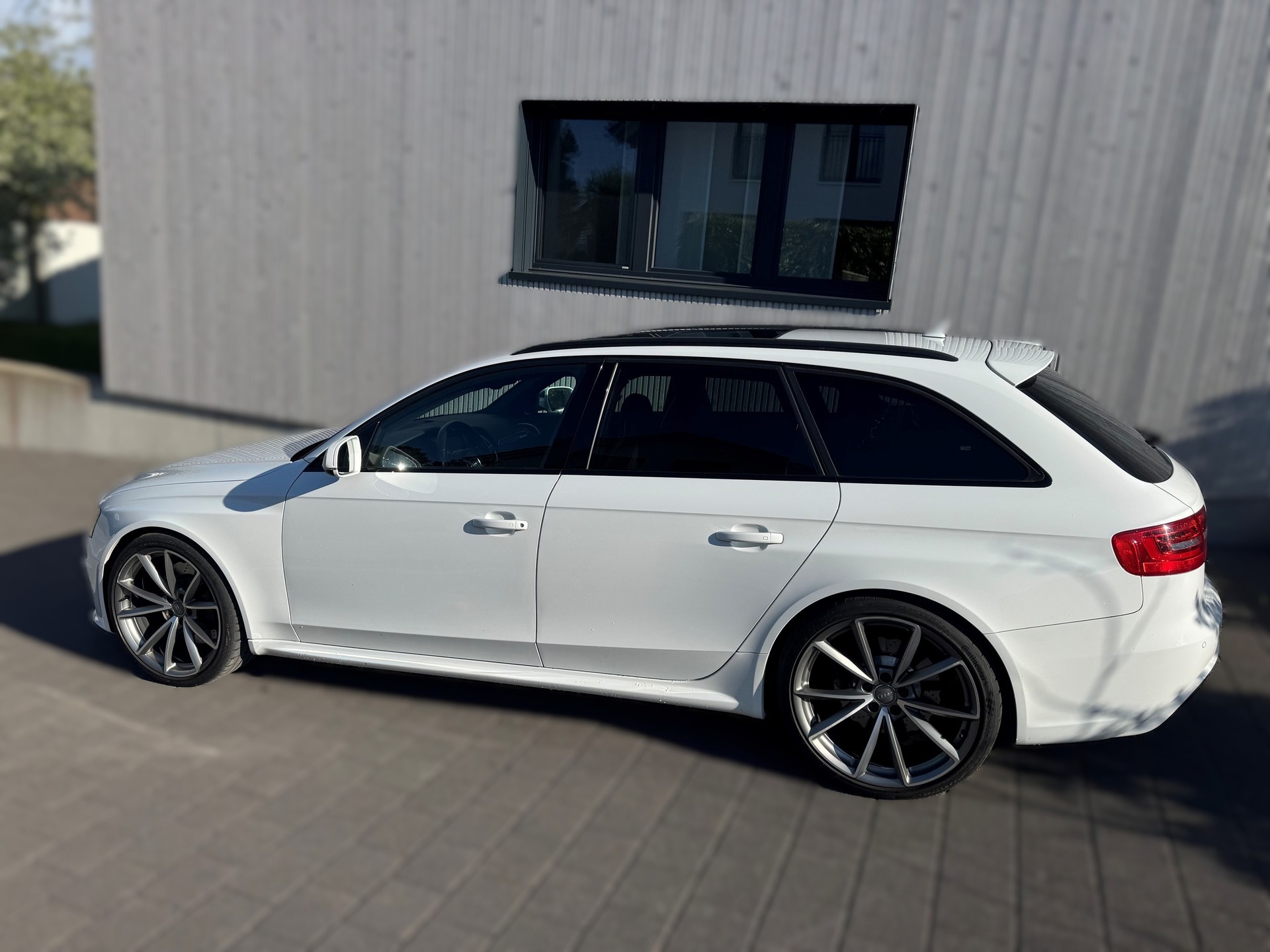 AUDI RS4 / 4.2 V8 FSI quattro S-Tronic-image-2