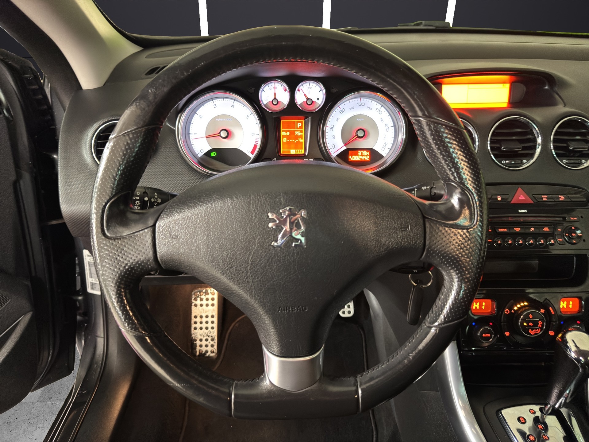 PEUGEOT 308 CC 1.6 16V Turbo Platinum Automatic-image-9
