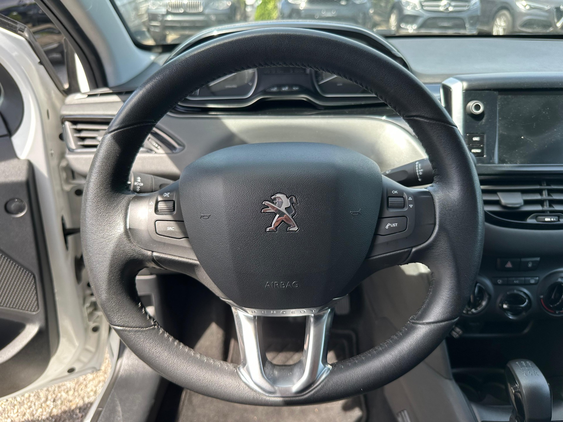 PEUGEOT 208 1.2 PureTech Urban Soul-image-6