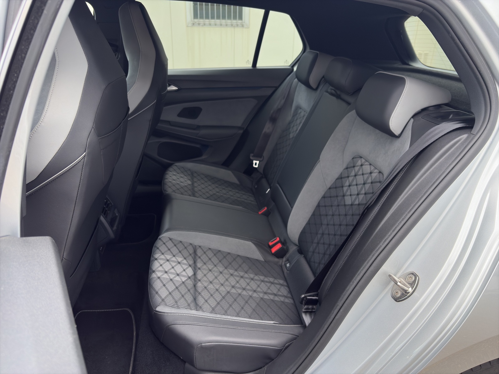 VW Golf VIII 1.5 eTSI R-Line DSG (netto)-image-7