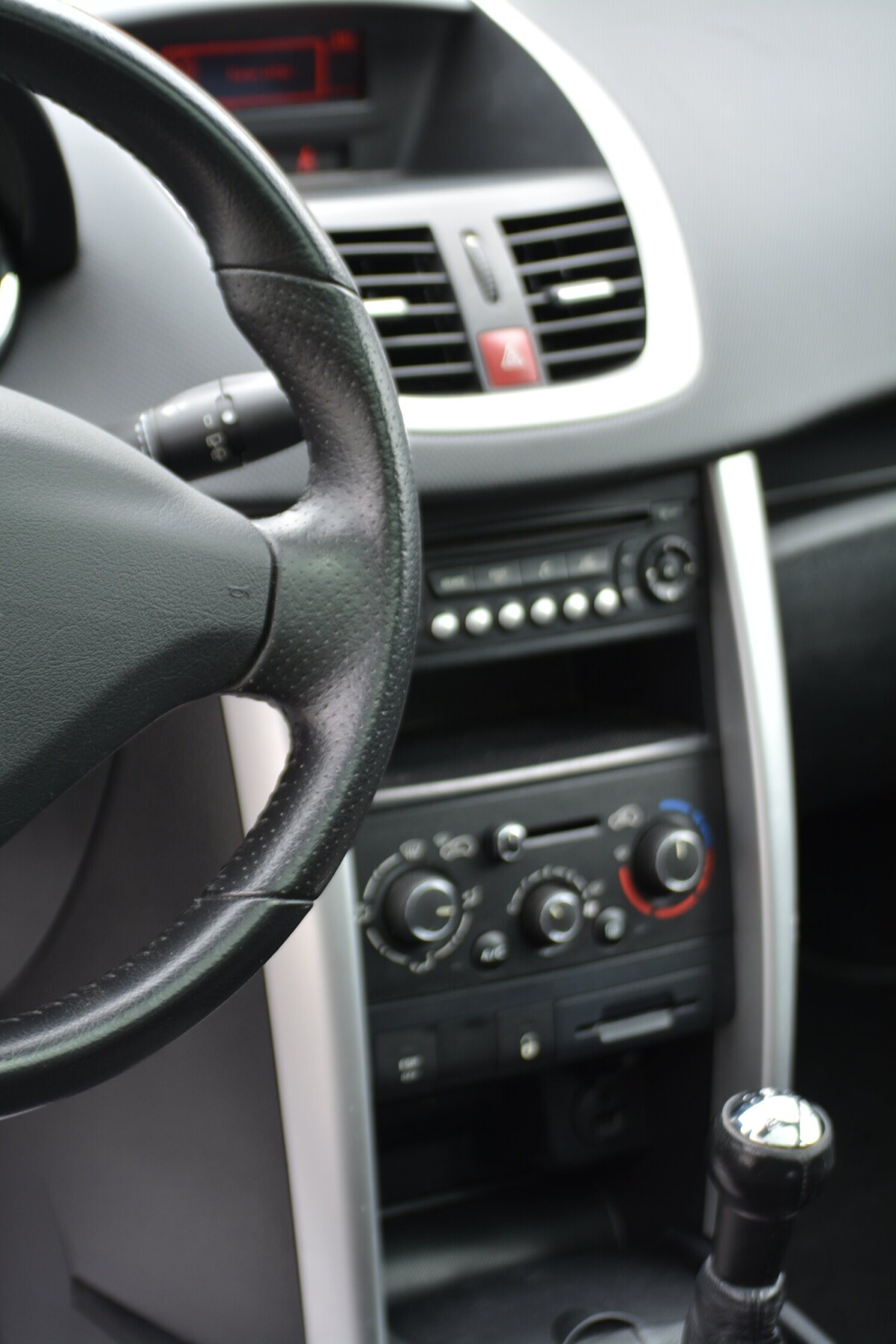 PEUGEOT 207 1.4 16V Sport-image-8