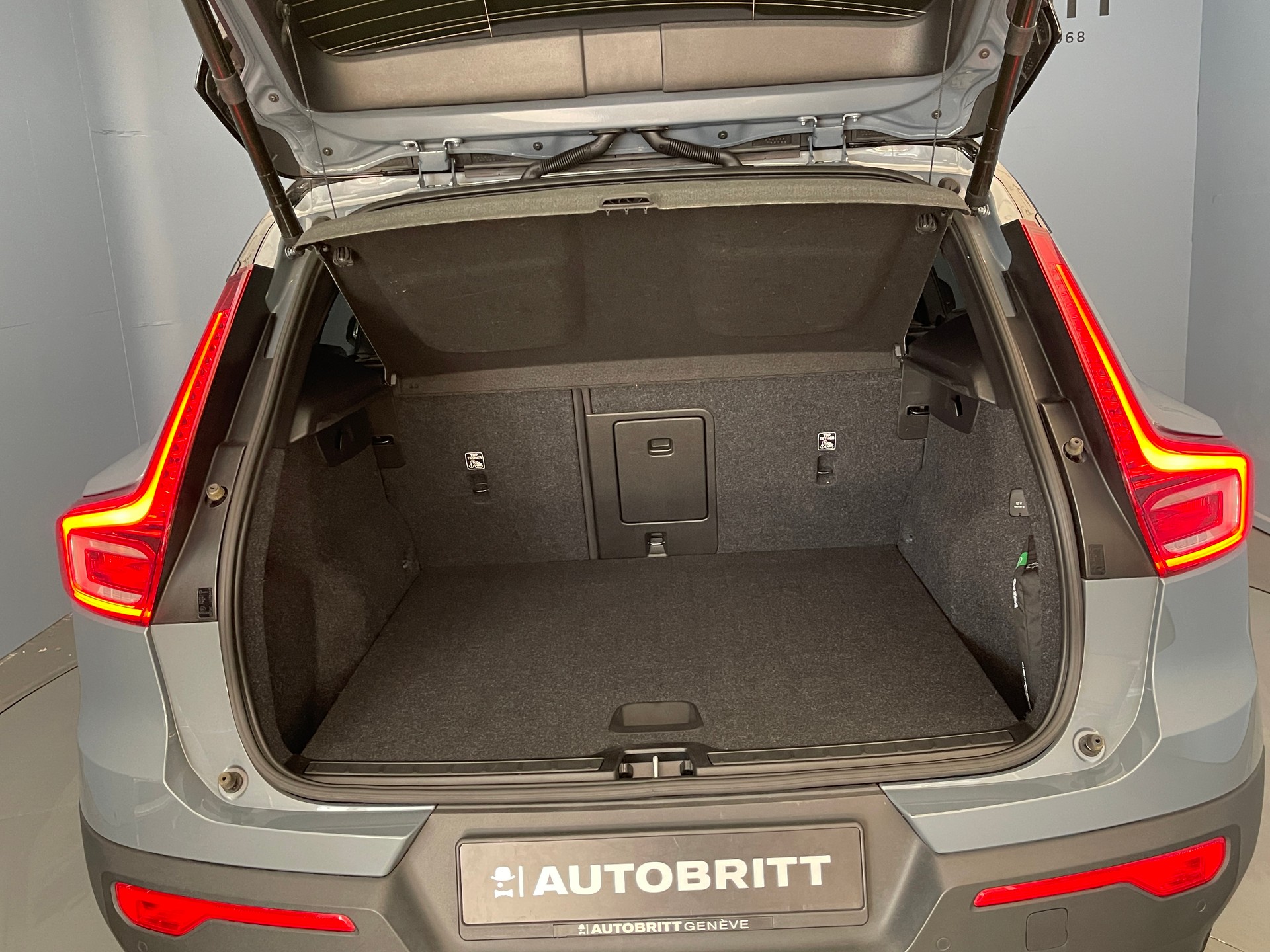 VOLVO XC40 2.0 B4 MH R-Design AWD-image-8