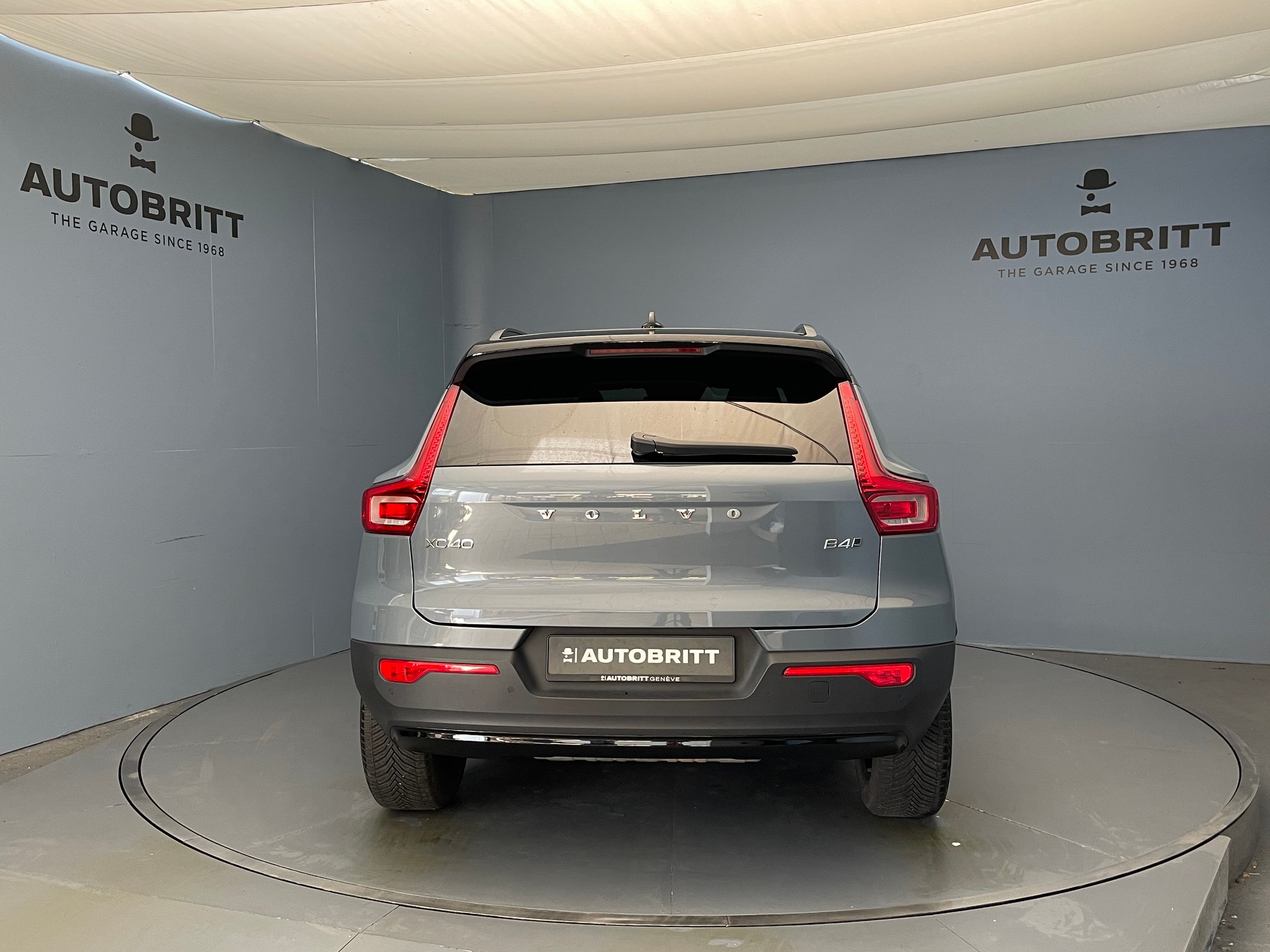 VOLVO XC40 2.0 B4 MH R-Design AWD-image-2