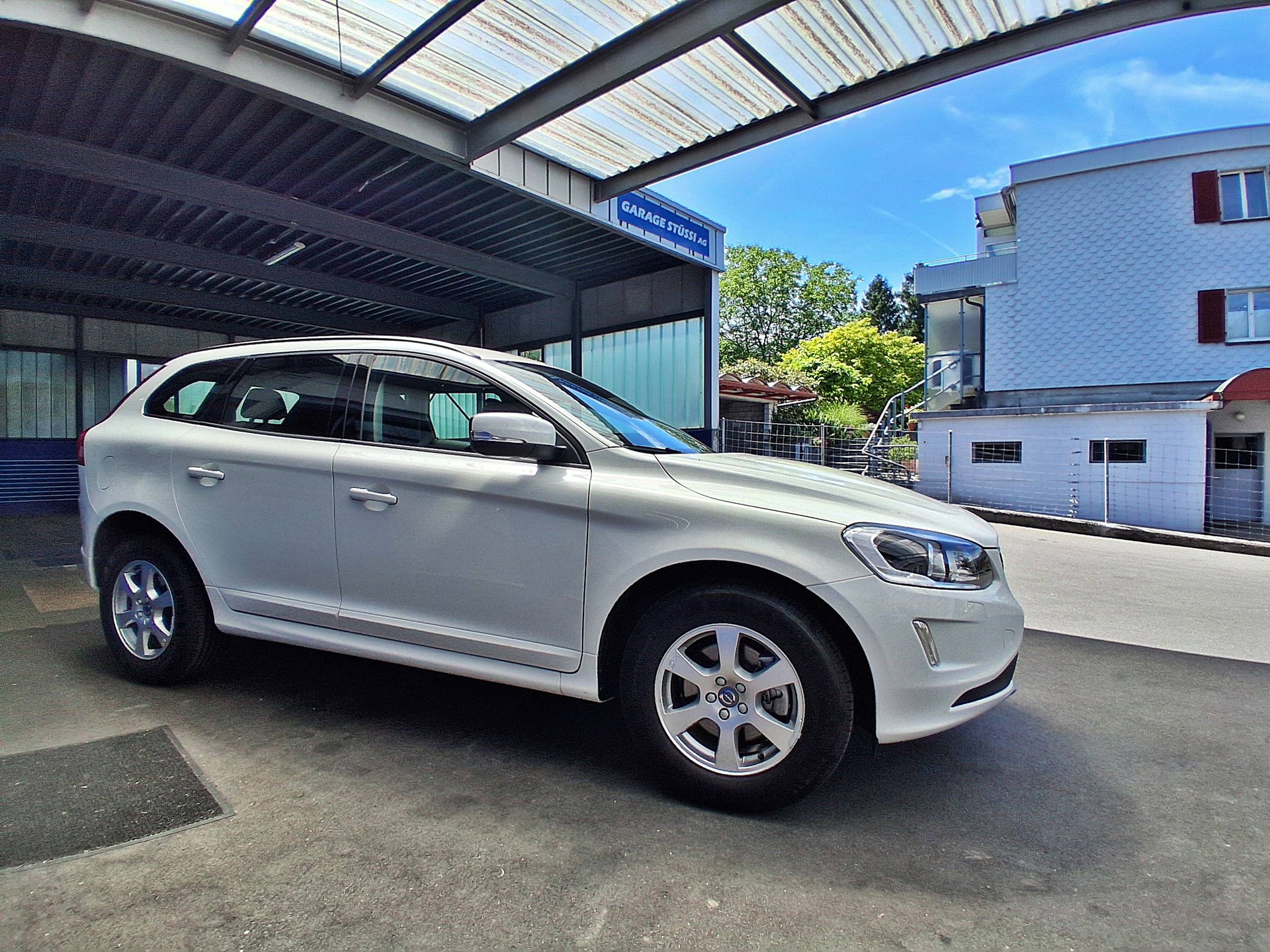 VOLVO XC60 D4 AWD Kinetic-image-2
