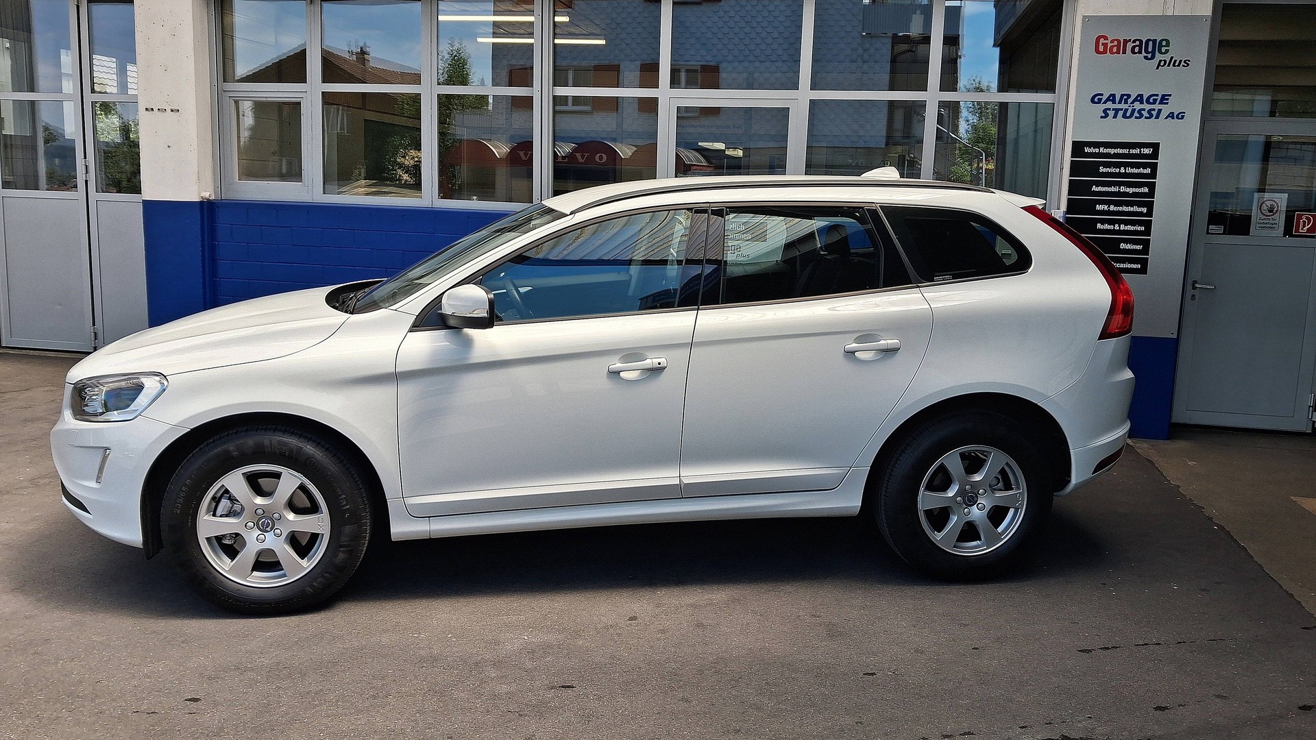 VOLVO XC60 D4 AWD Kinetic-image-1
