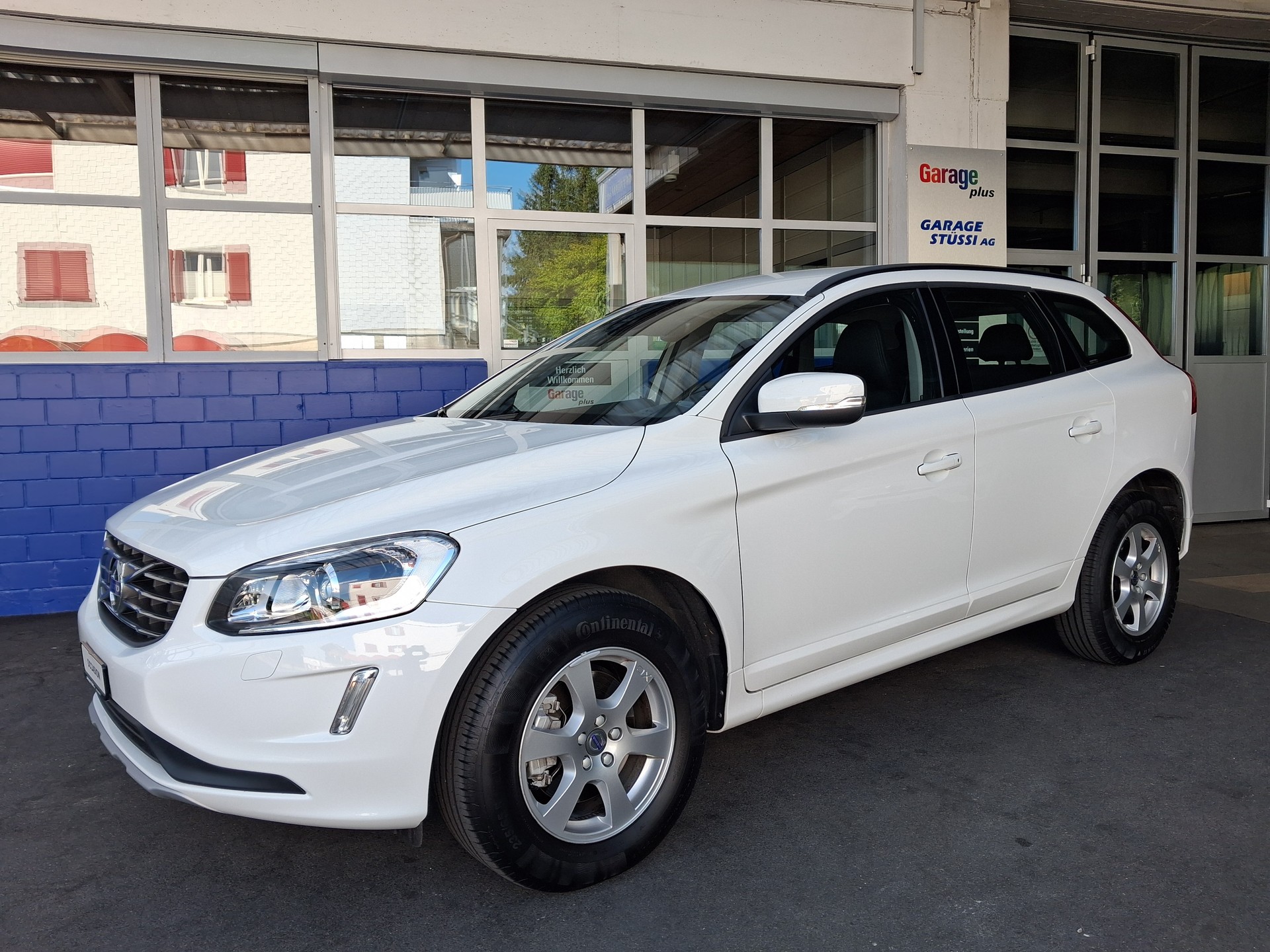 VOLVO XC60 D4 AWD Kinetic-image-0