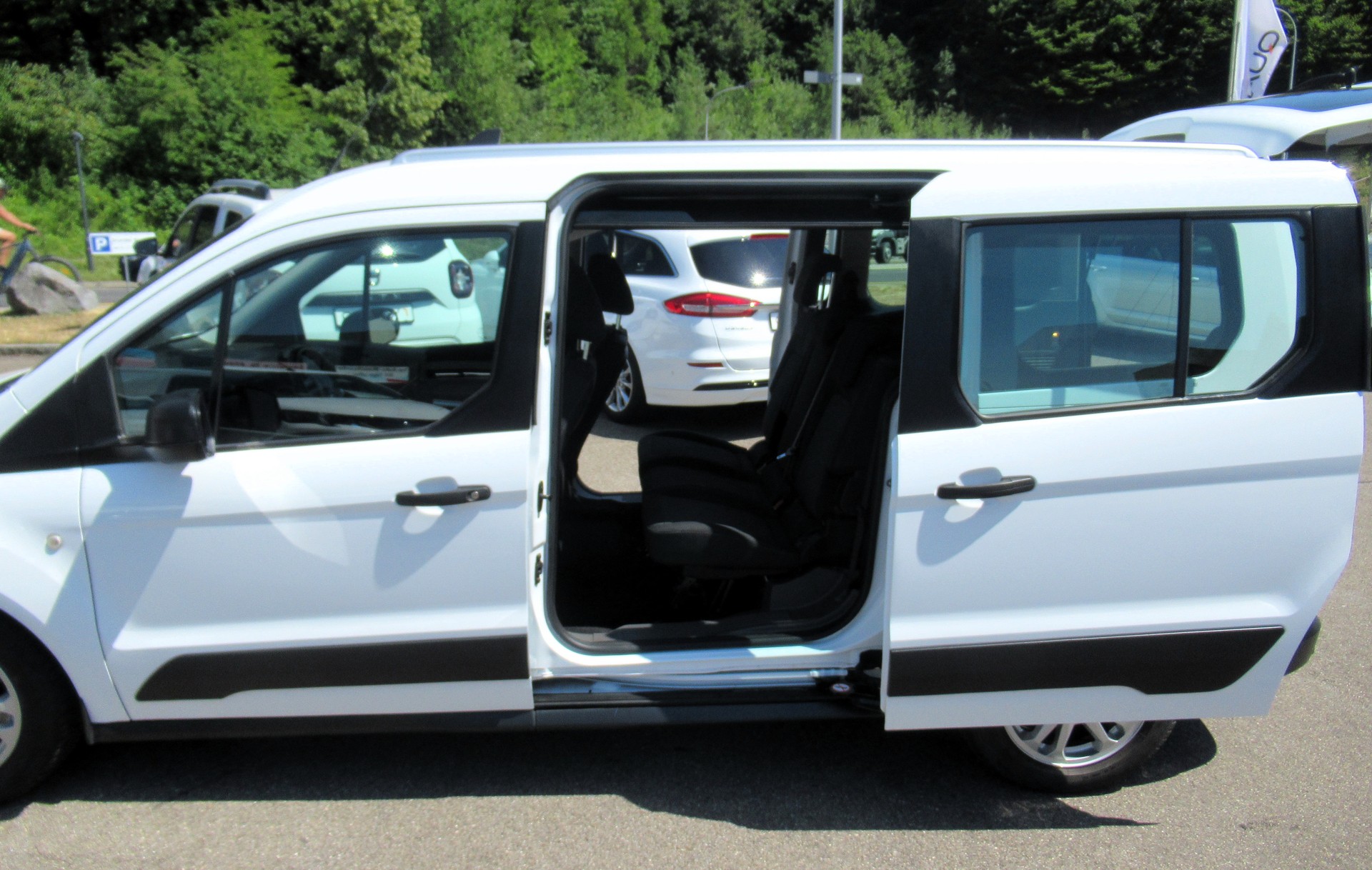 FORD Grand Tourneo Connect 1.5 EcoBlue Trend Automat-image-4
