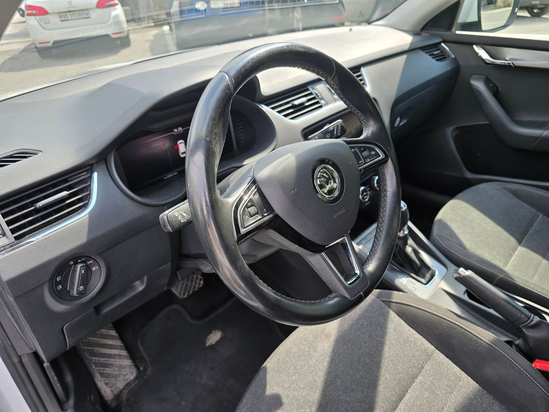 SKODA Octavia Combi 2.0 TSI Soleil 4x4 DSG-image-11