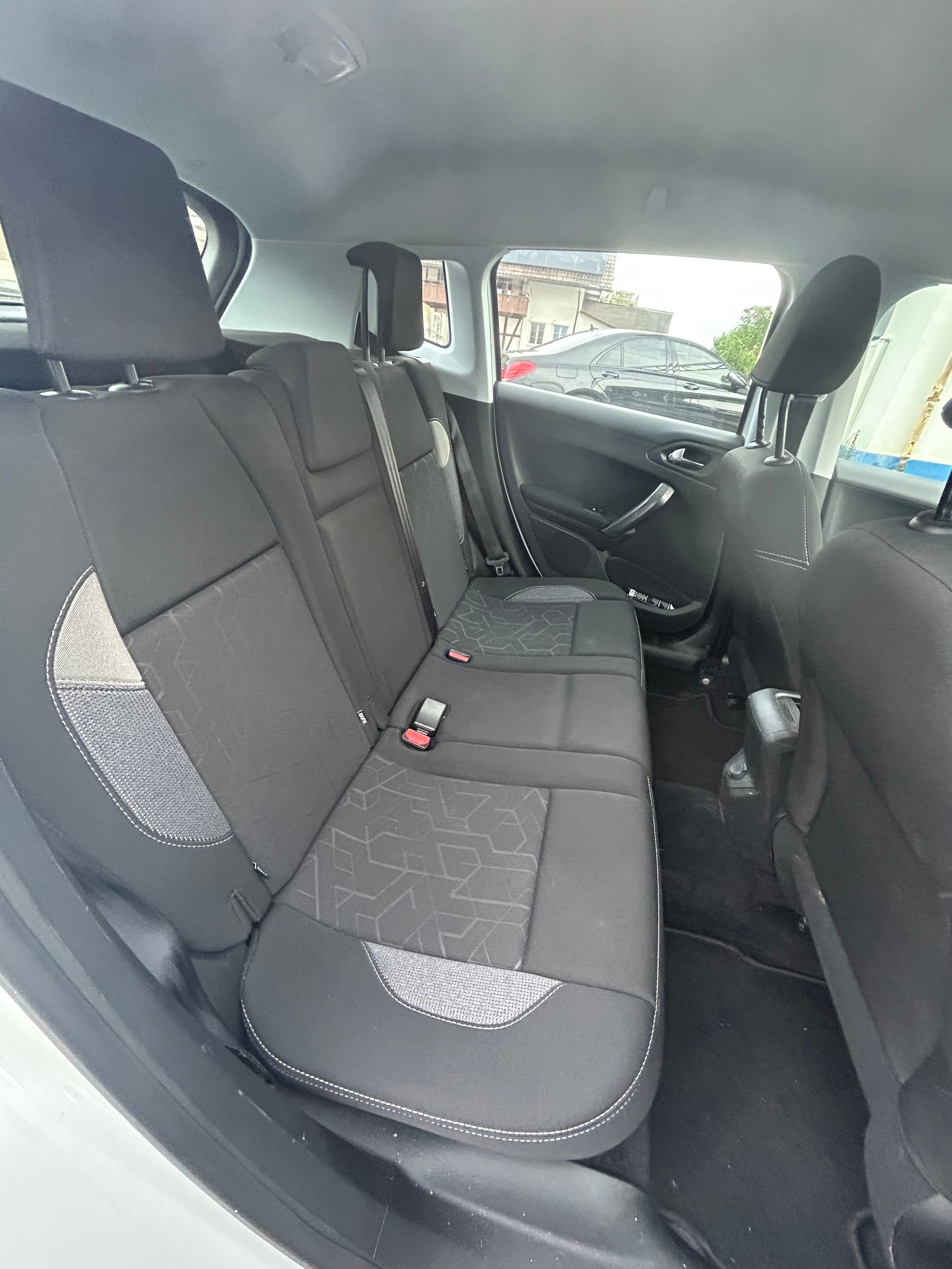 PEUGEOT 2008 1.2 PureTech Style-image-4