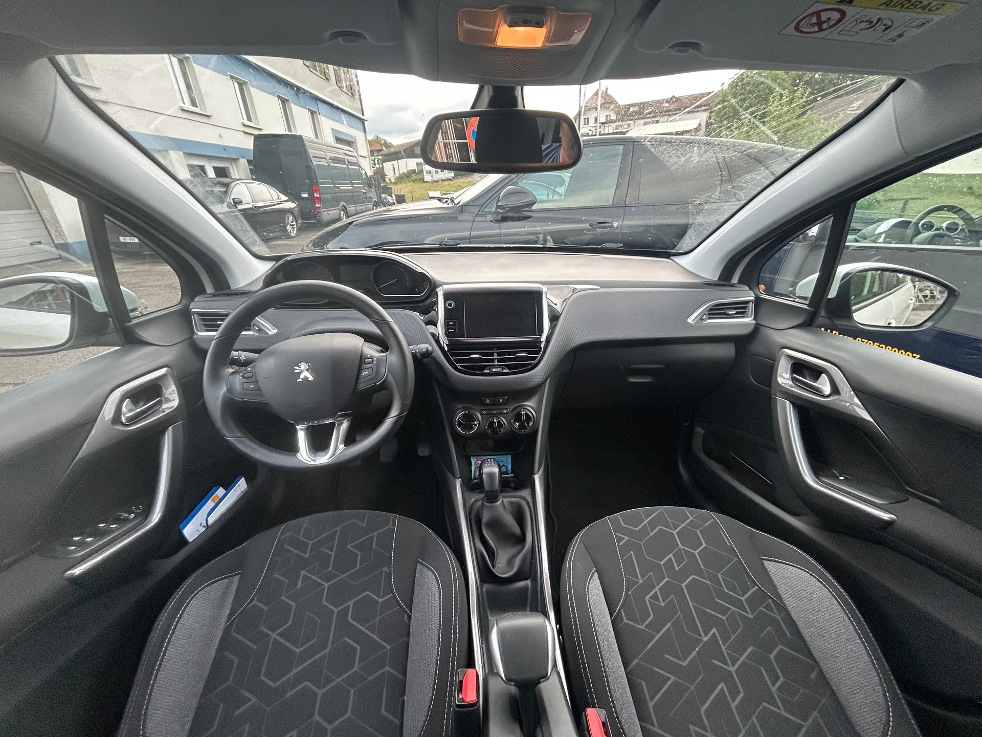 PEUGEOT 2008 1.2 PureTech Style-image-3