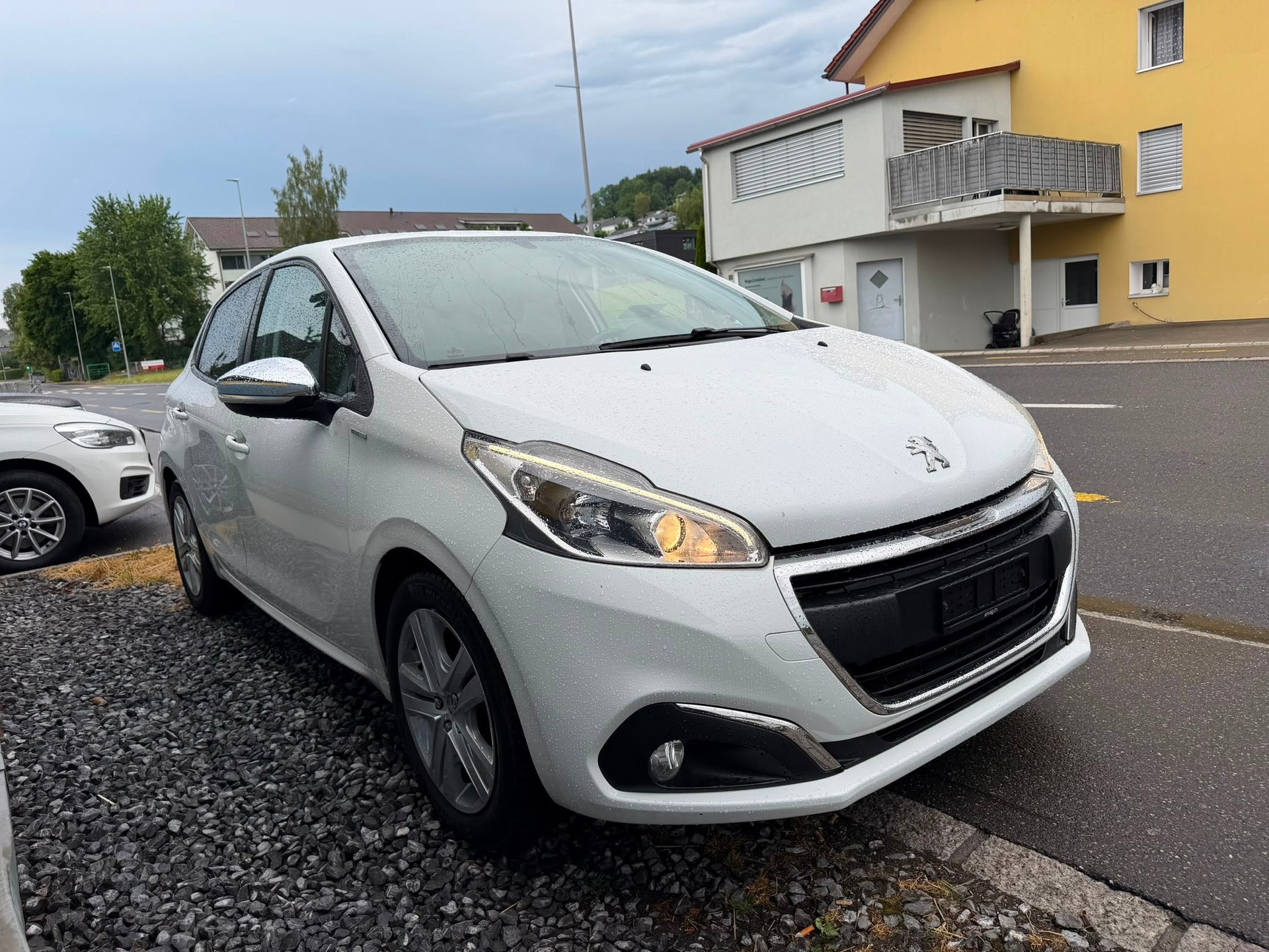 PEUGEOT 208 1.2 PureTech Style-image-3