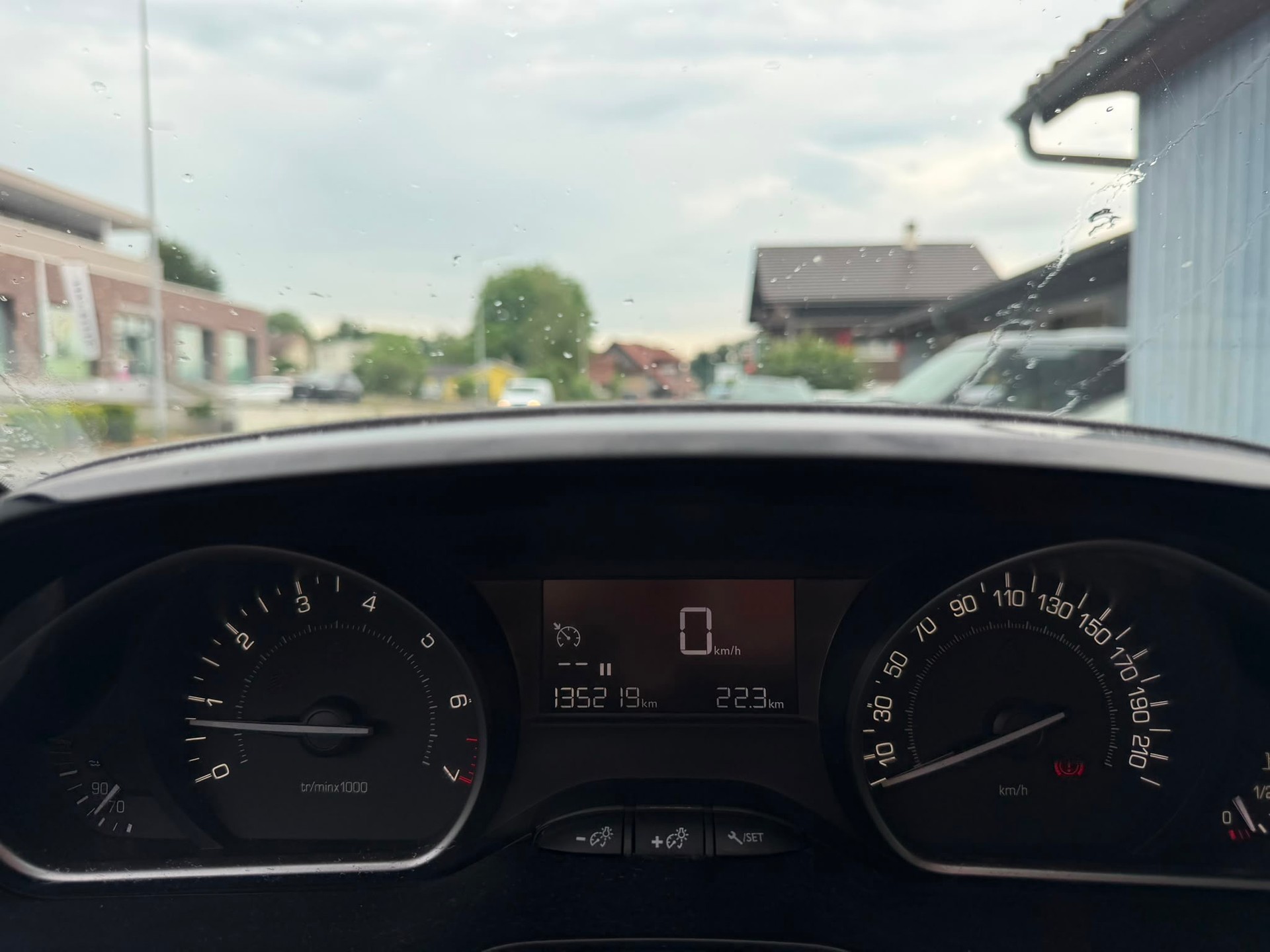 PEUGEOT 208 1.2 PureTech Style-image-13