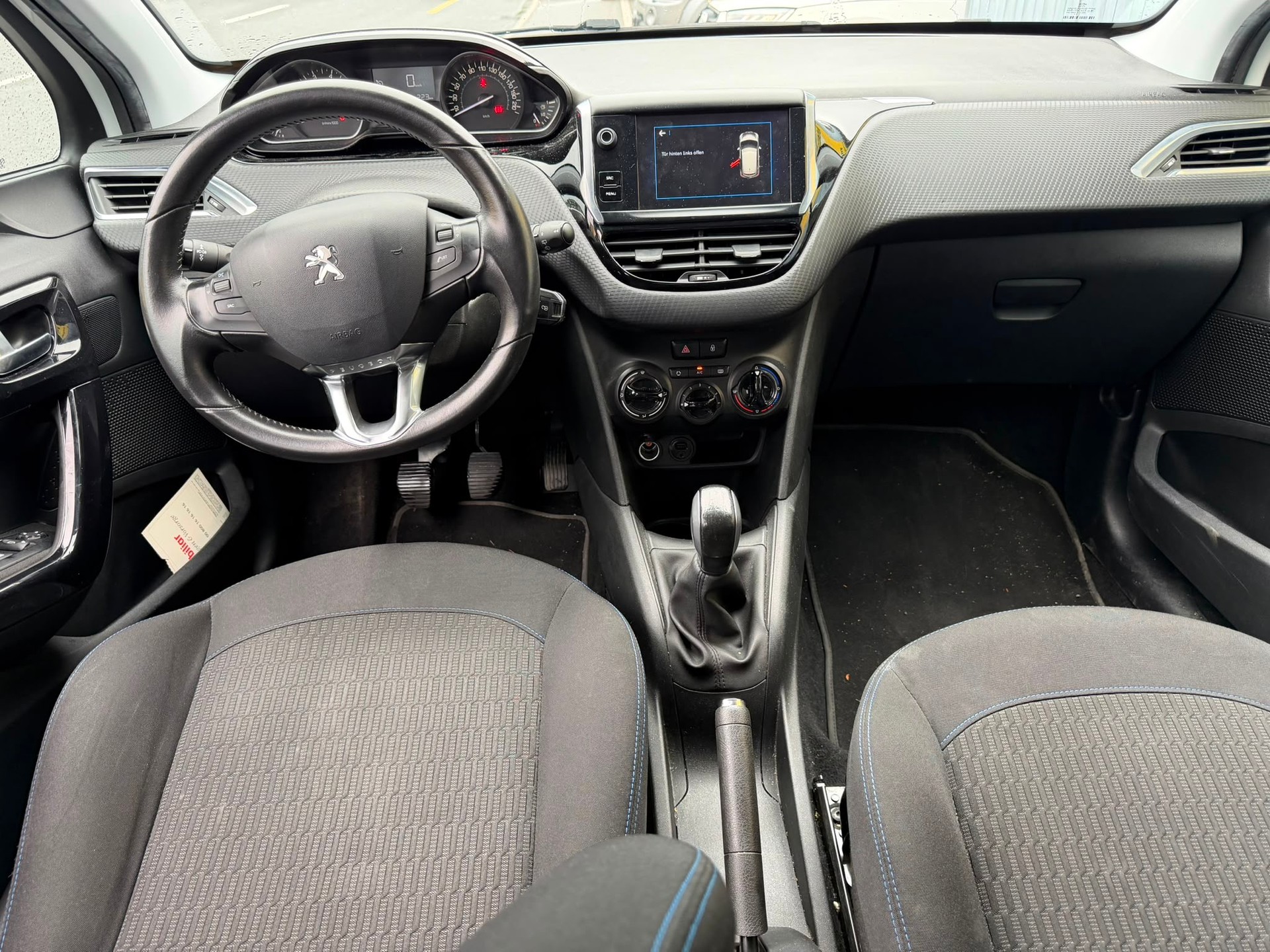 PEUGEOT 208 1.2 PureTech Style-image-8