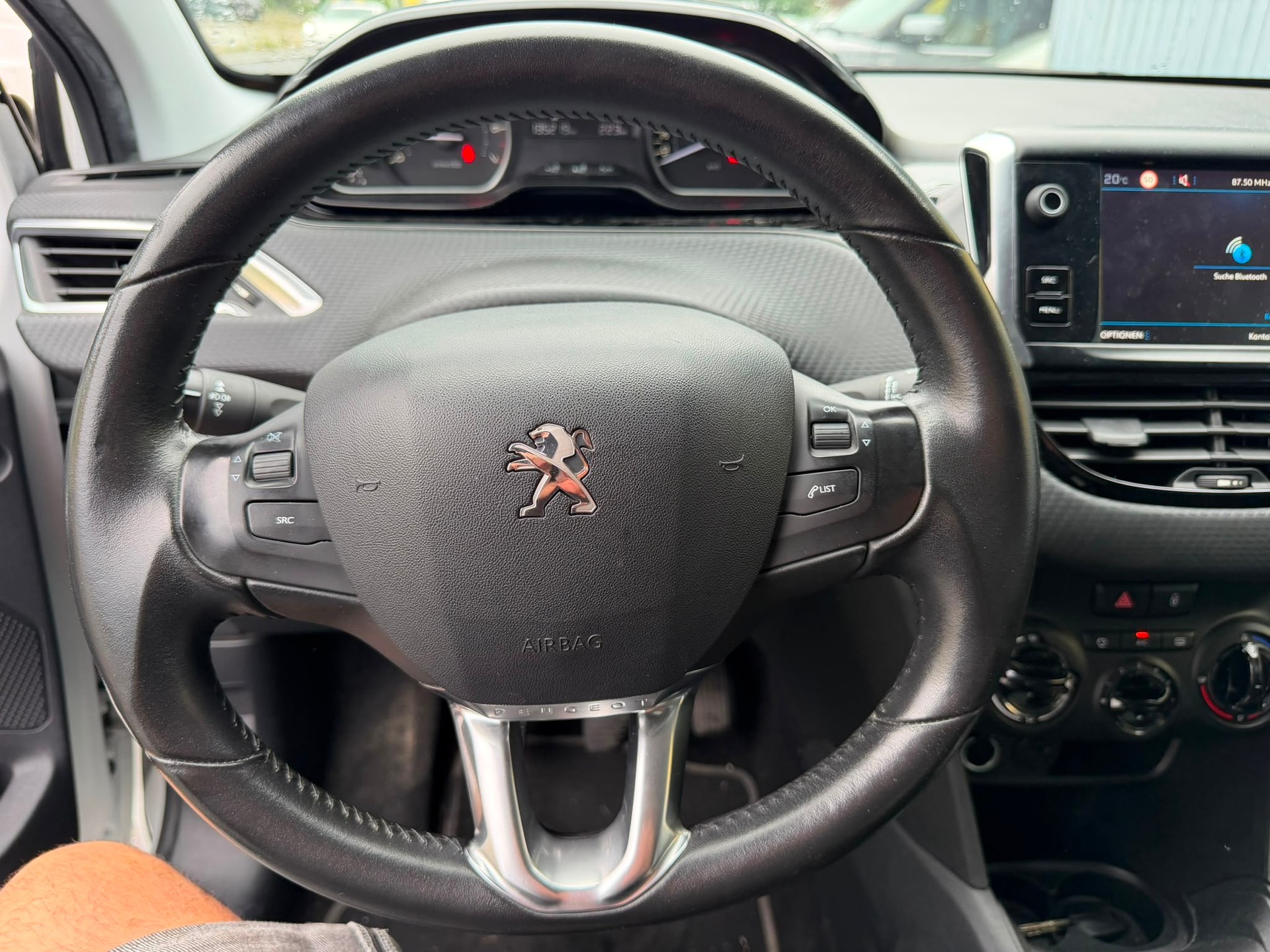 PEUGEOT 208 1.2 PureTech Style-image-11