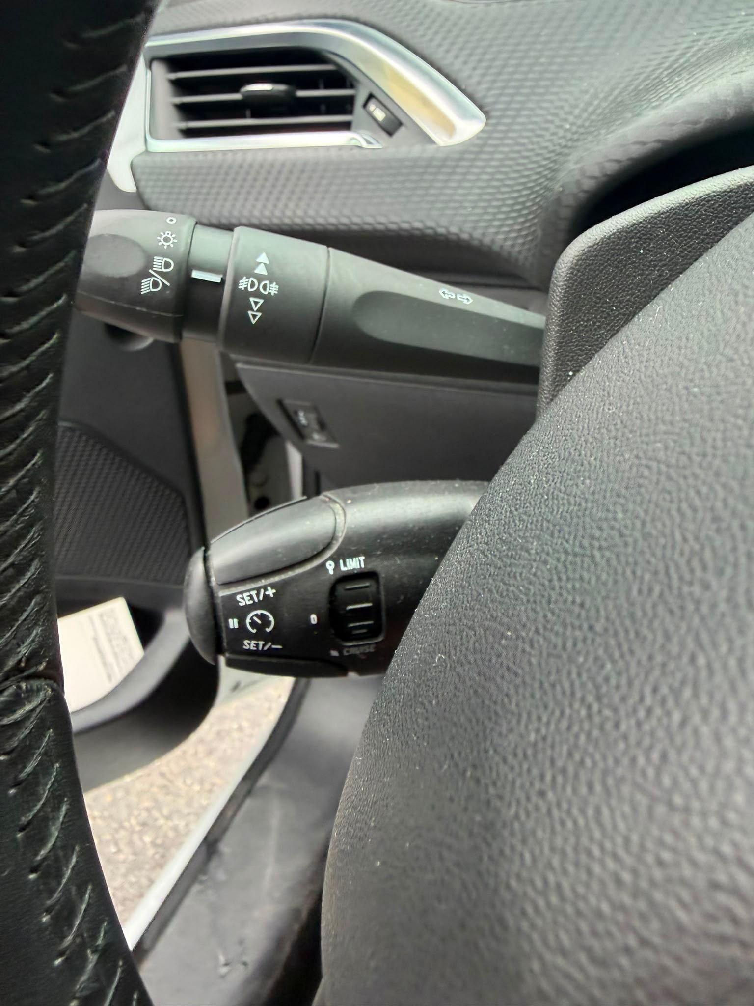 PEUGEOT 208 1.2 PureTech Style-image-12