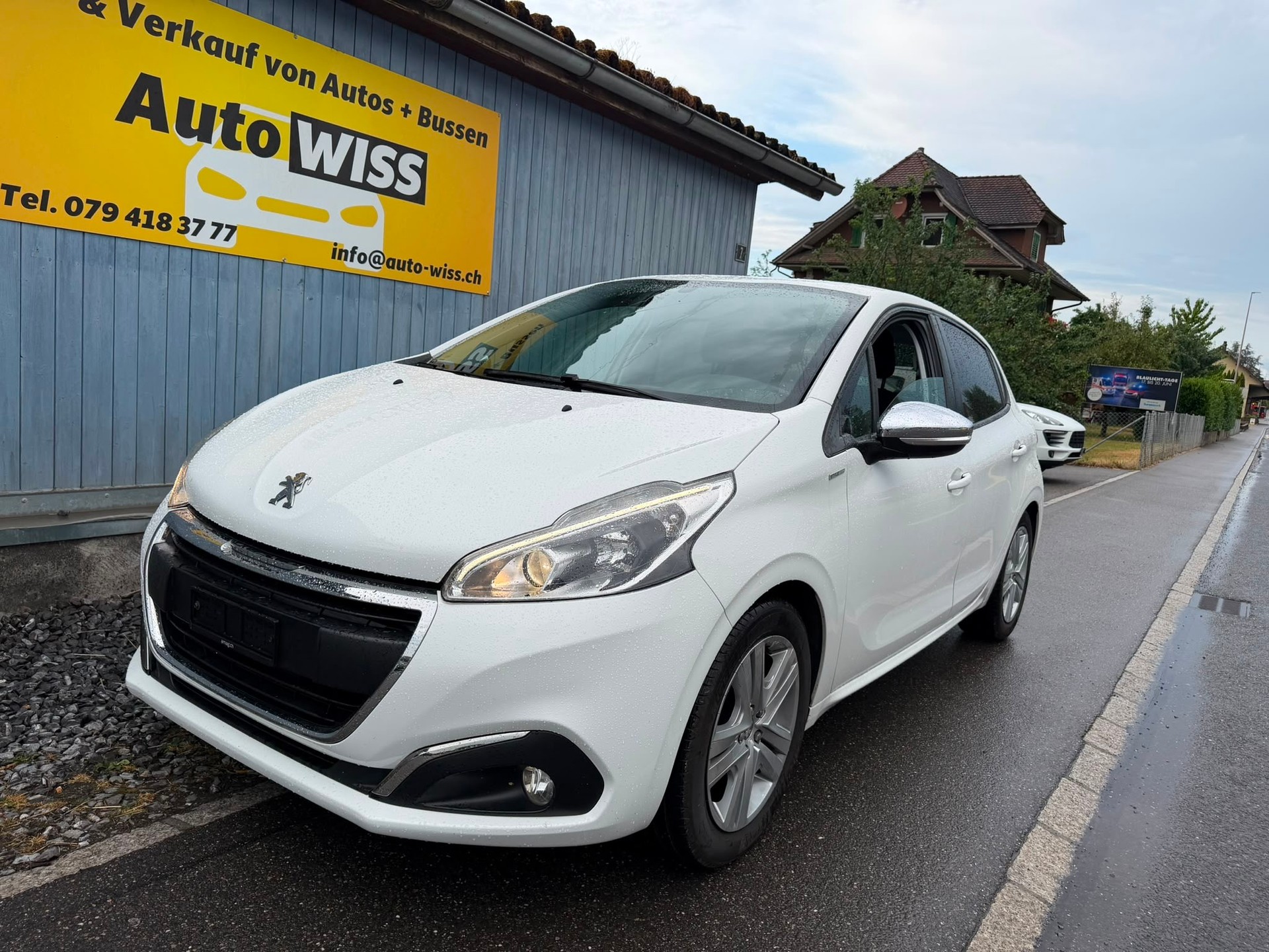 PEUGEOT 208 1.2 PureTech Style-image-1