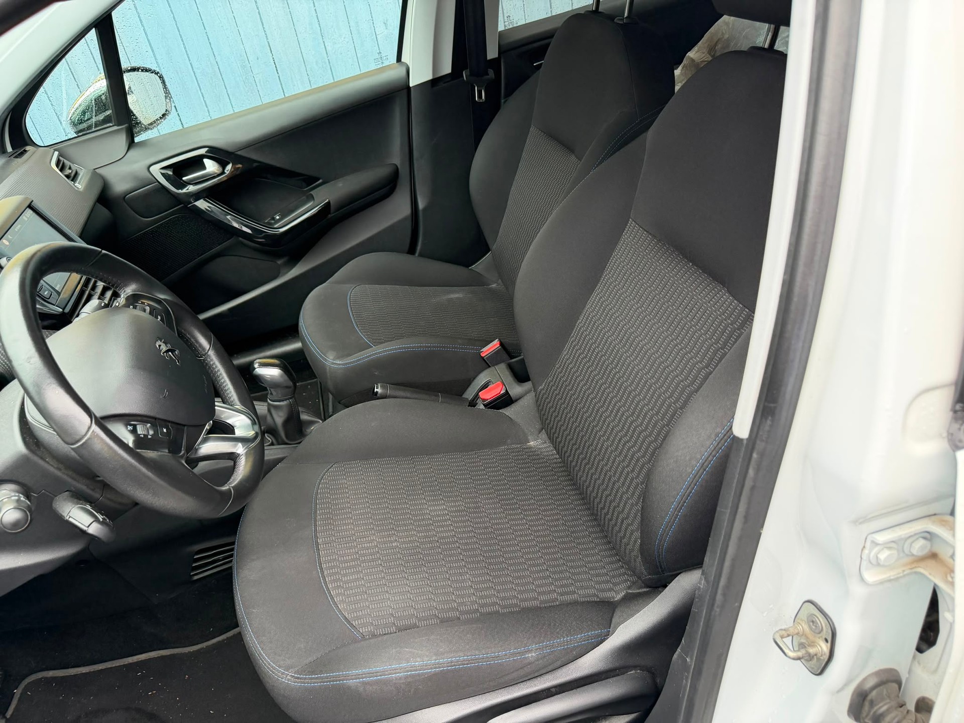 PEUGEOT 208 1.2 PureTech Style-image-10