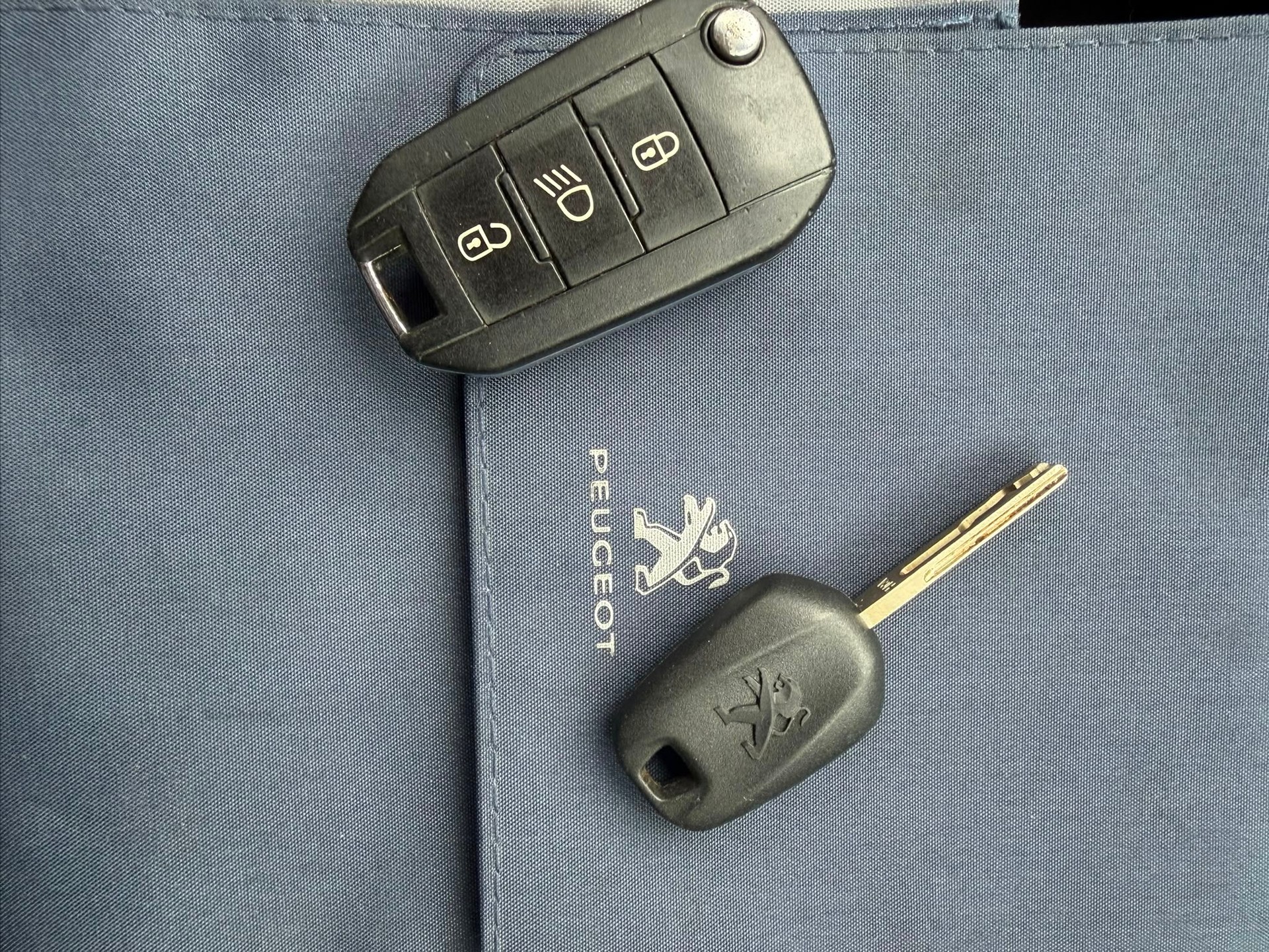 PEUGEOT 208 1.2 PureTech Style-image-14