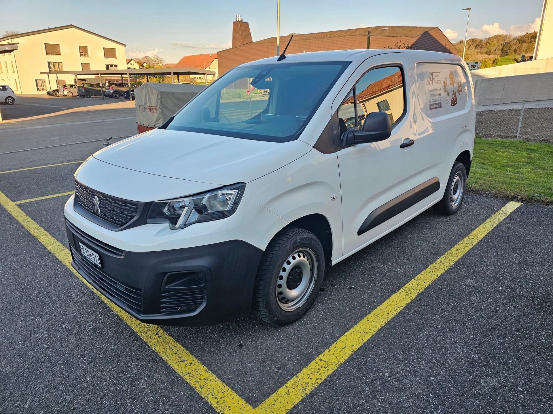 PEUGEOT PARTNER-image-0