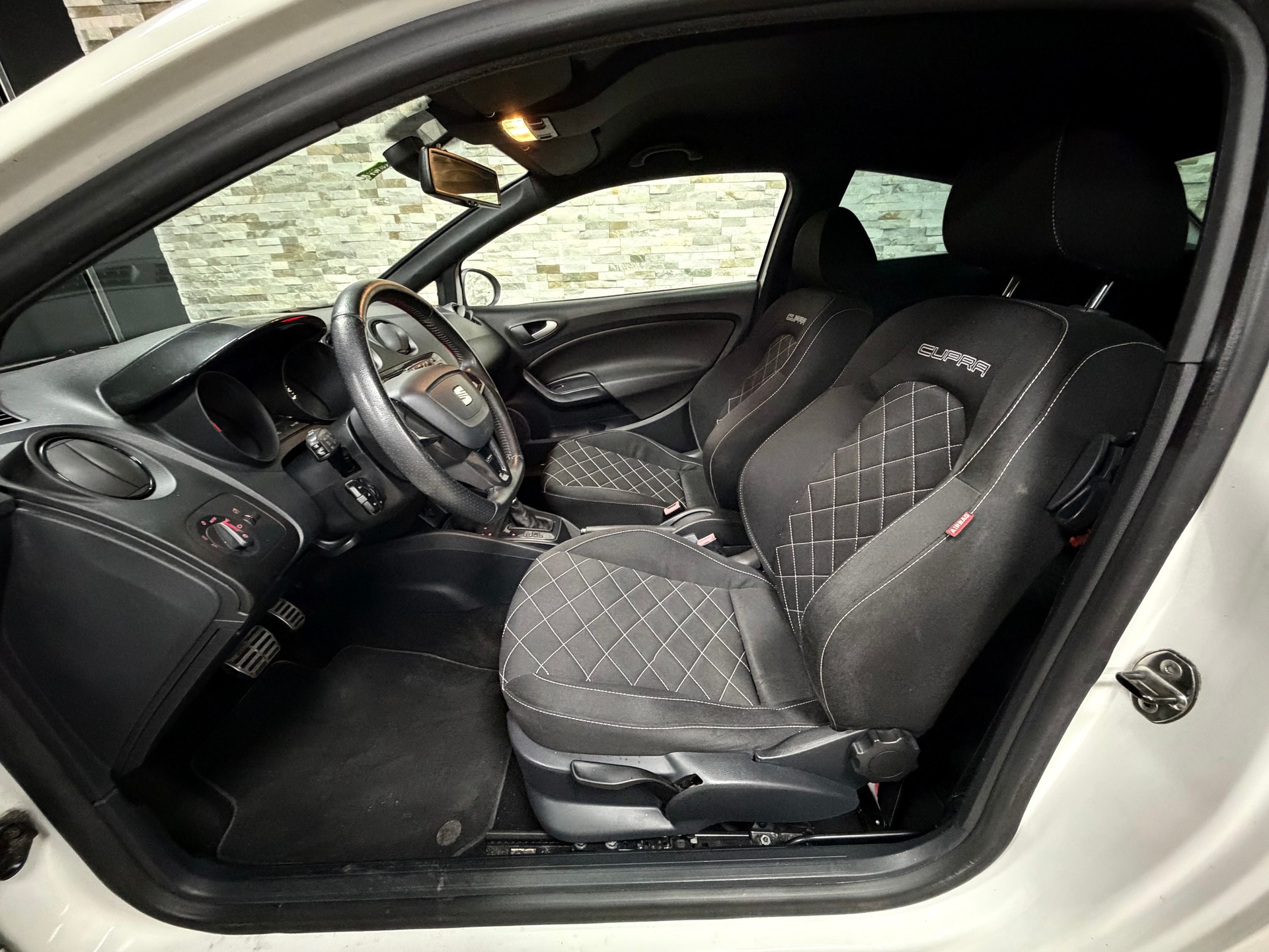 SEAT Ibiza SC 1.4 TSI Cupra DSG-image-8