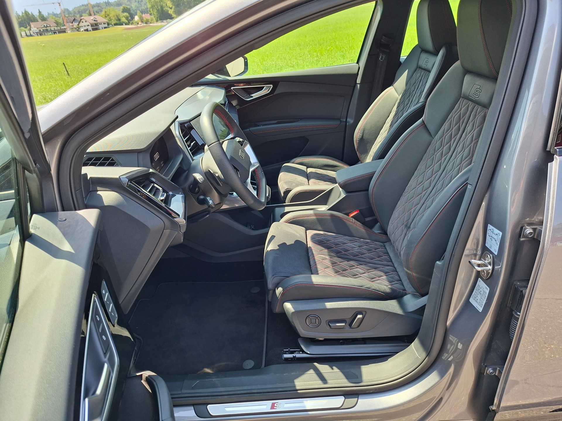 AUDI Q4 e-tron 45 Edition Swiss Ski quattro *inkl. Winterkomplettrad + Garantie*-image-7