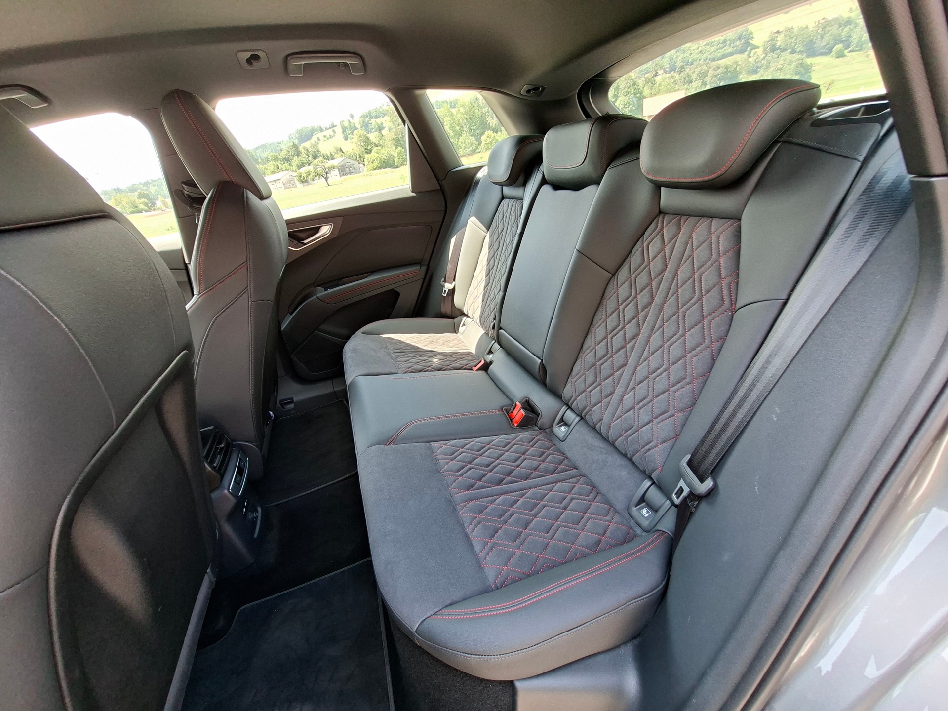 AUDI Q4 e-tron 45 Edition Swiss Ski quattro *inkl. Winterkomplettrad + Garantie*-image-14