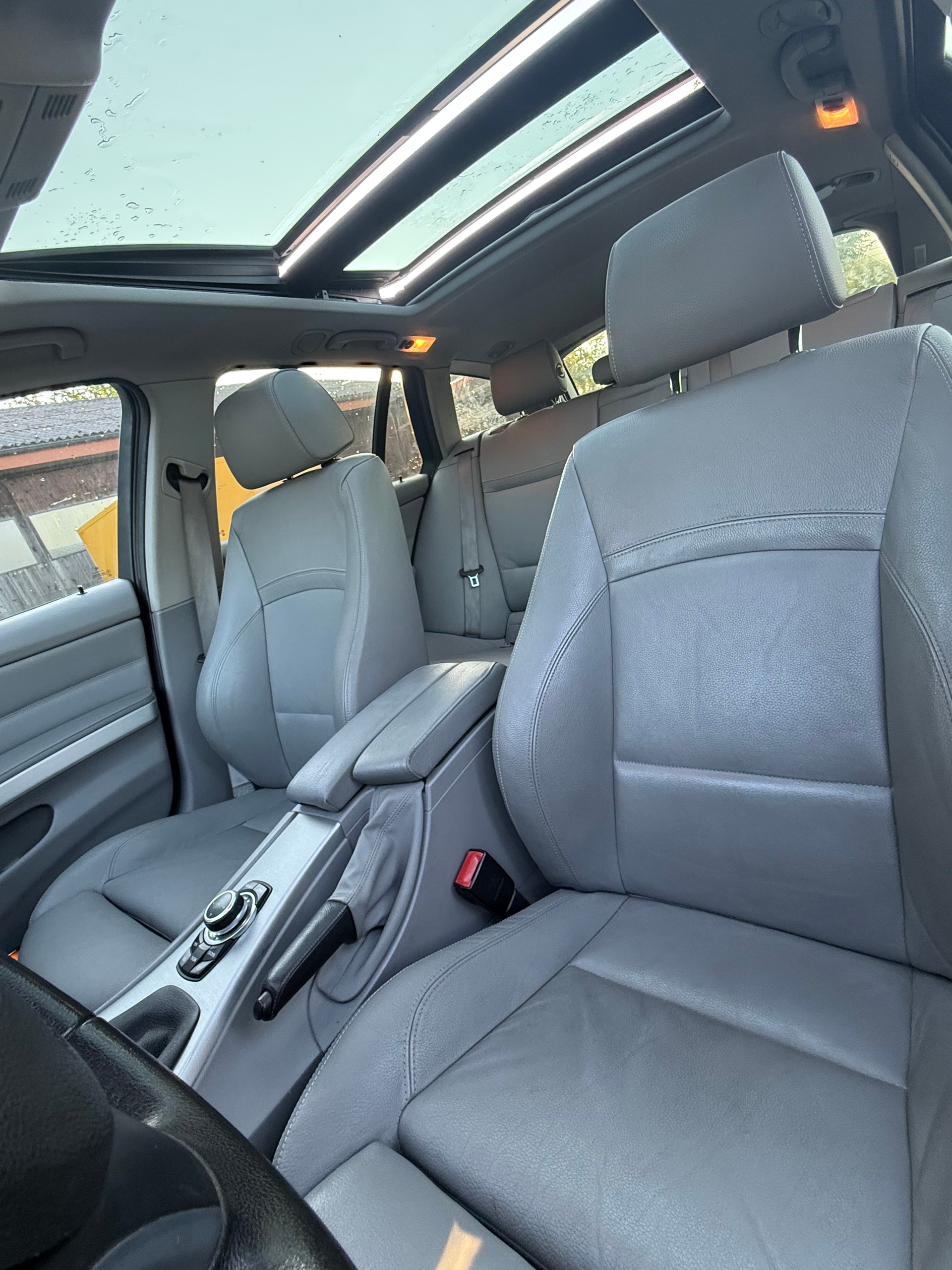 BMW 320d Touring-image-9