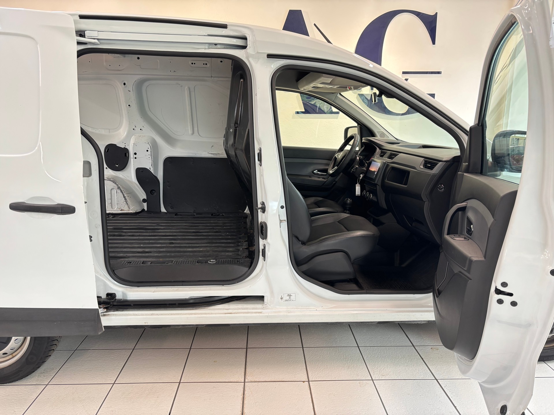 RENAULT Express 1.3TCe 100 PF Extra-image-6