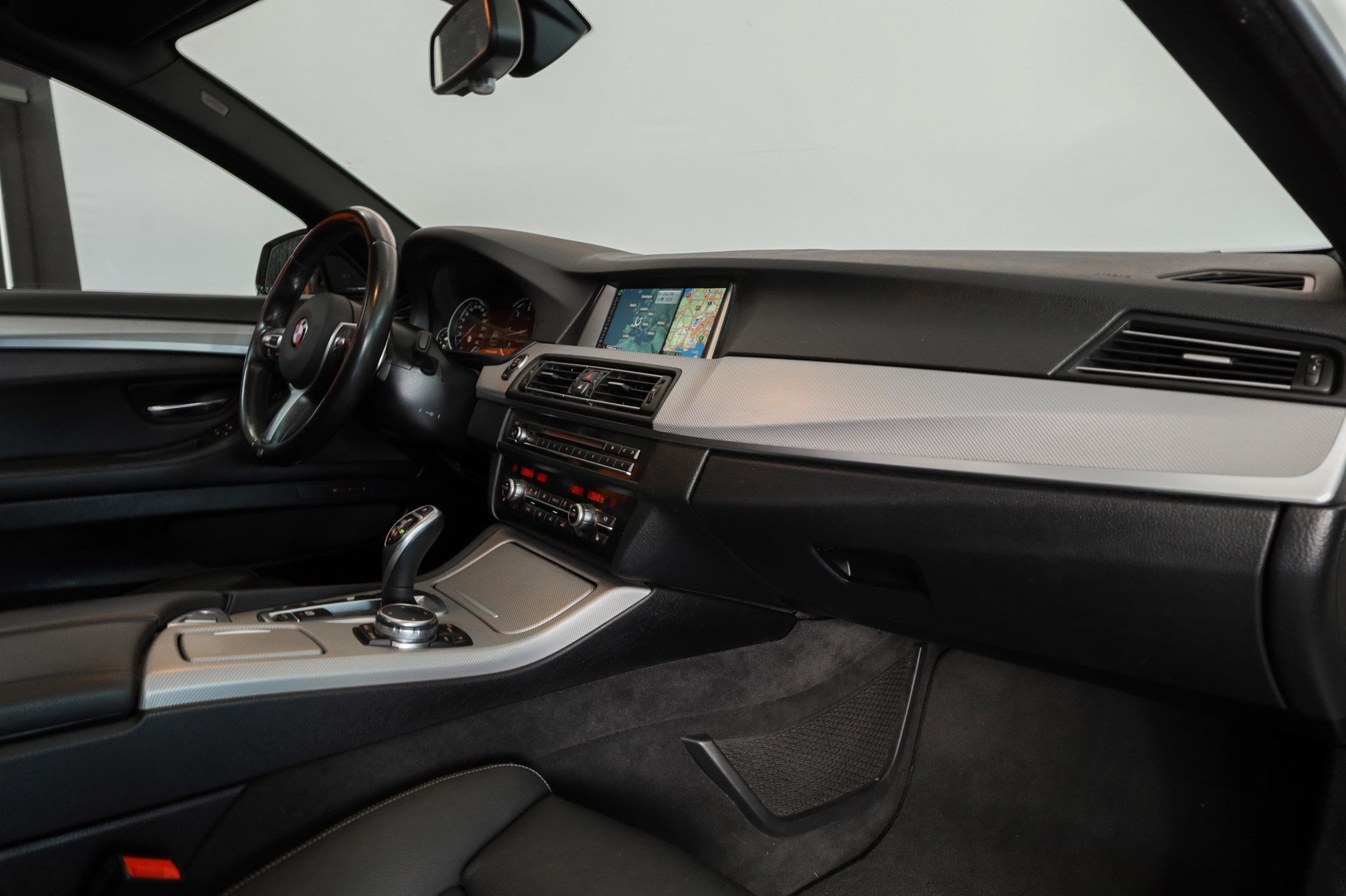 BMW M550d Touring xDrive Steptronic-image-24