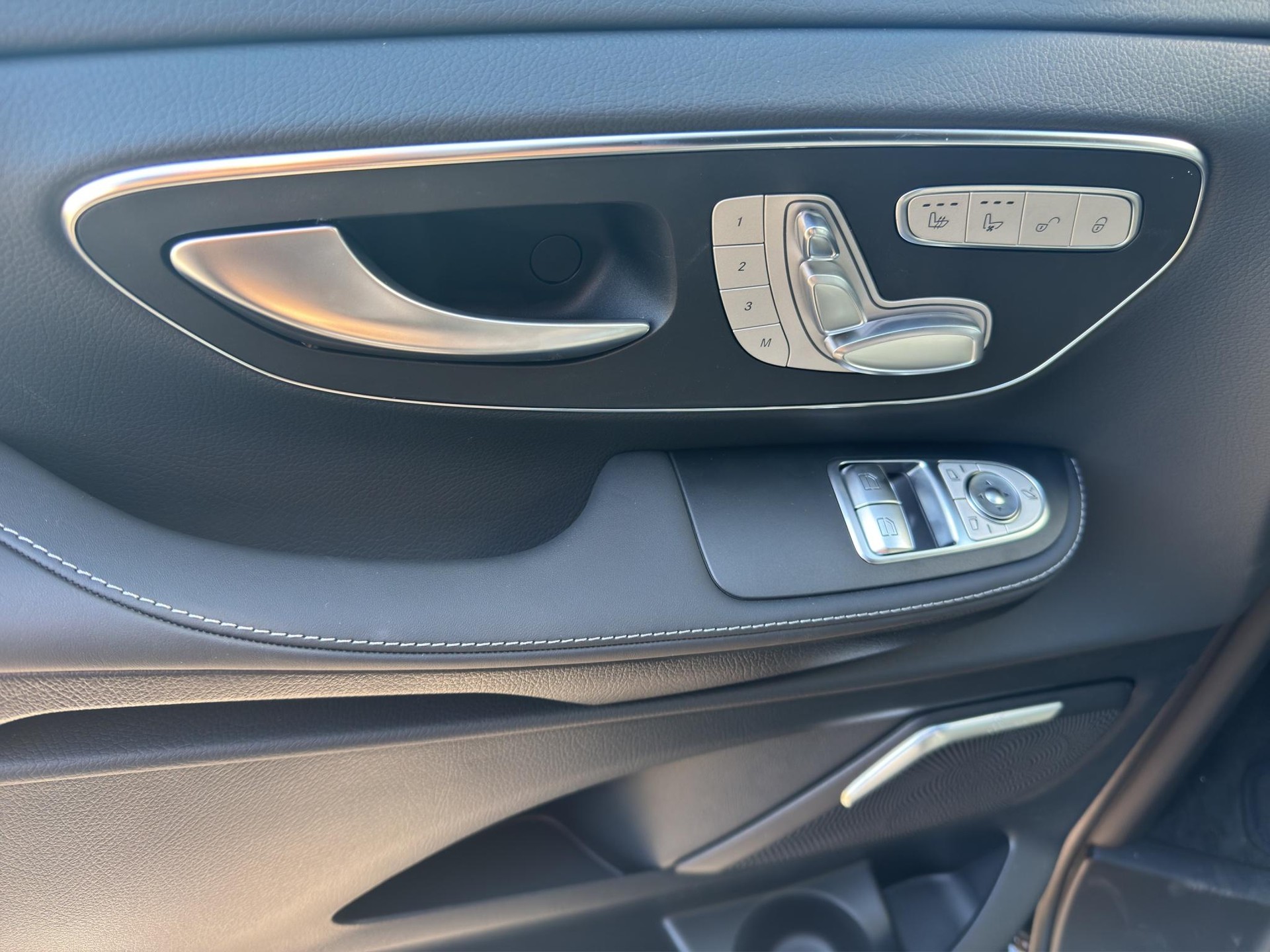 MERCEDES-BENZ V 300 d Exclusive L SWISS EDITION 4MATIC-image-11