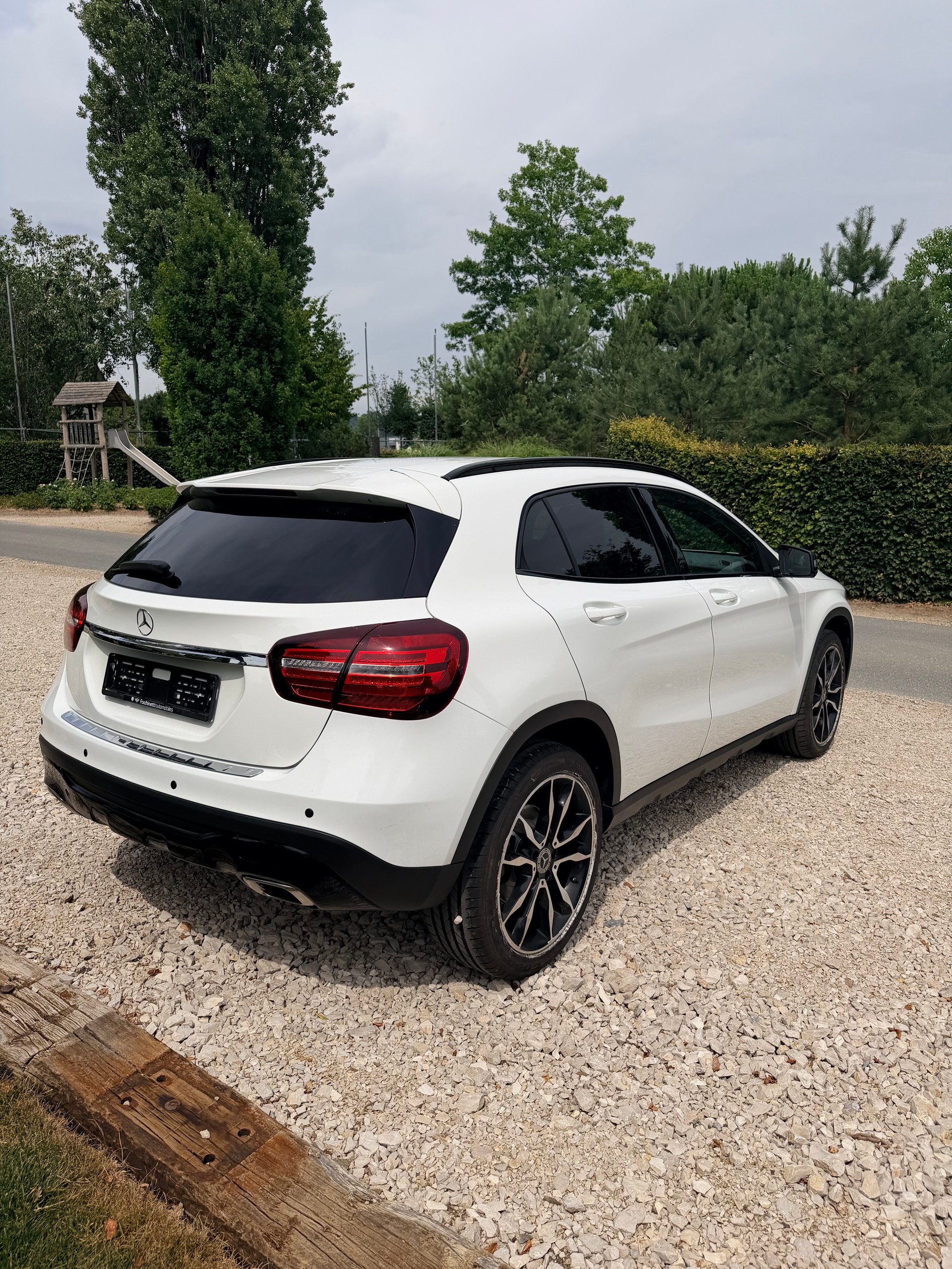 MERCEDES-BENZ GLA 200 AMG Line 7G-DCT-image-4