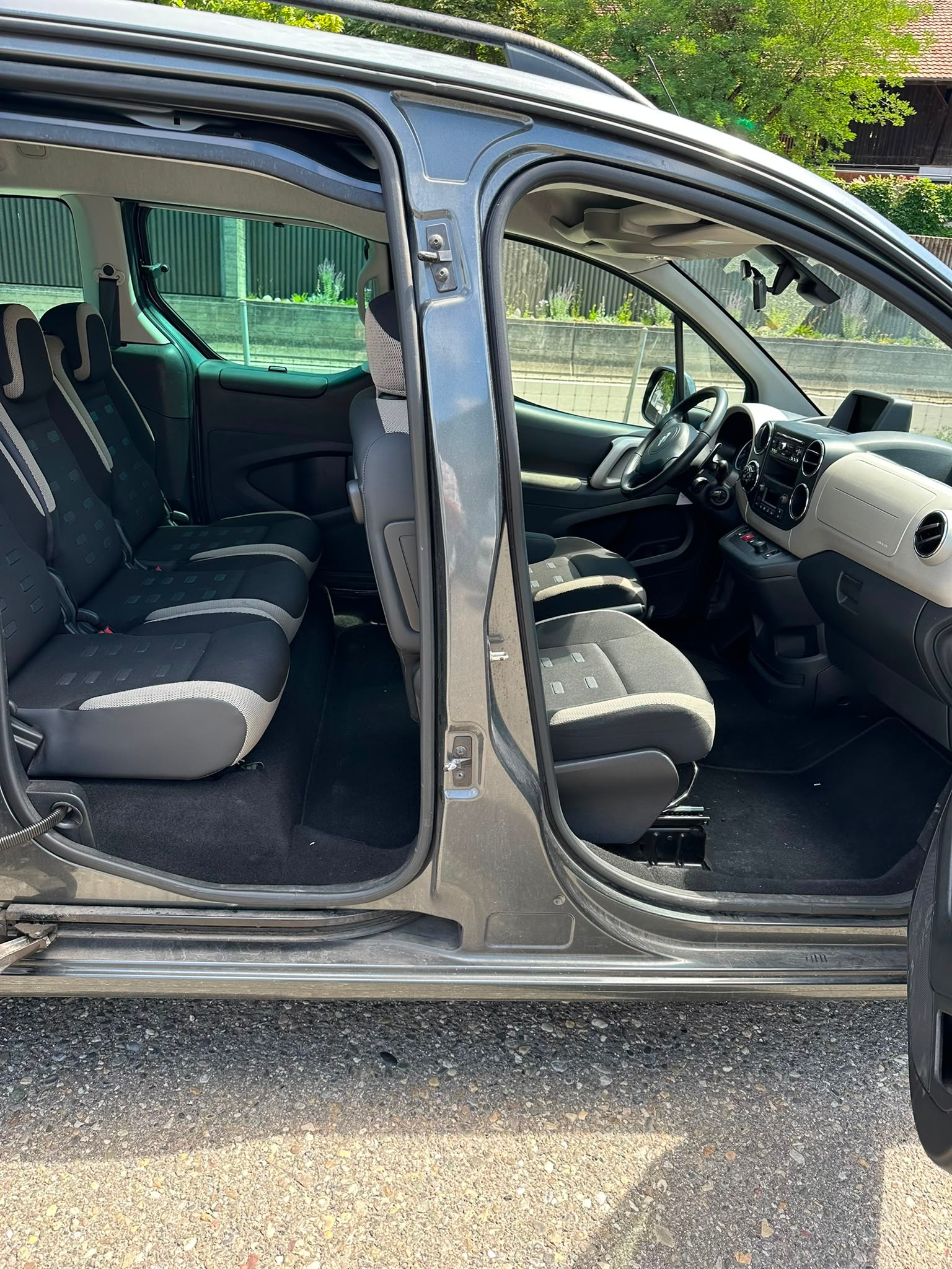 CITROEN Berlingo 1.6 e-HDi Exclusive EGS6-image-6