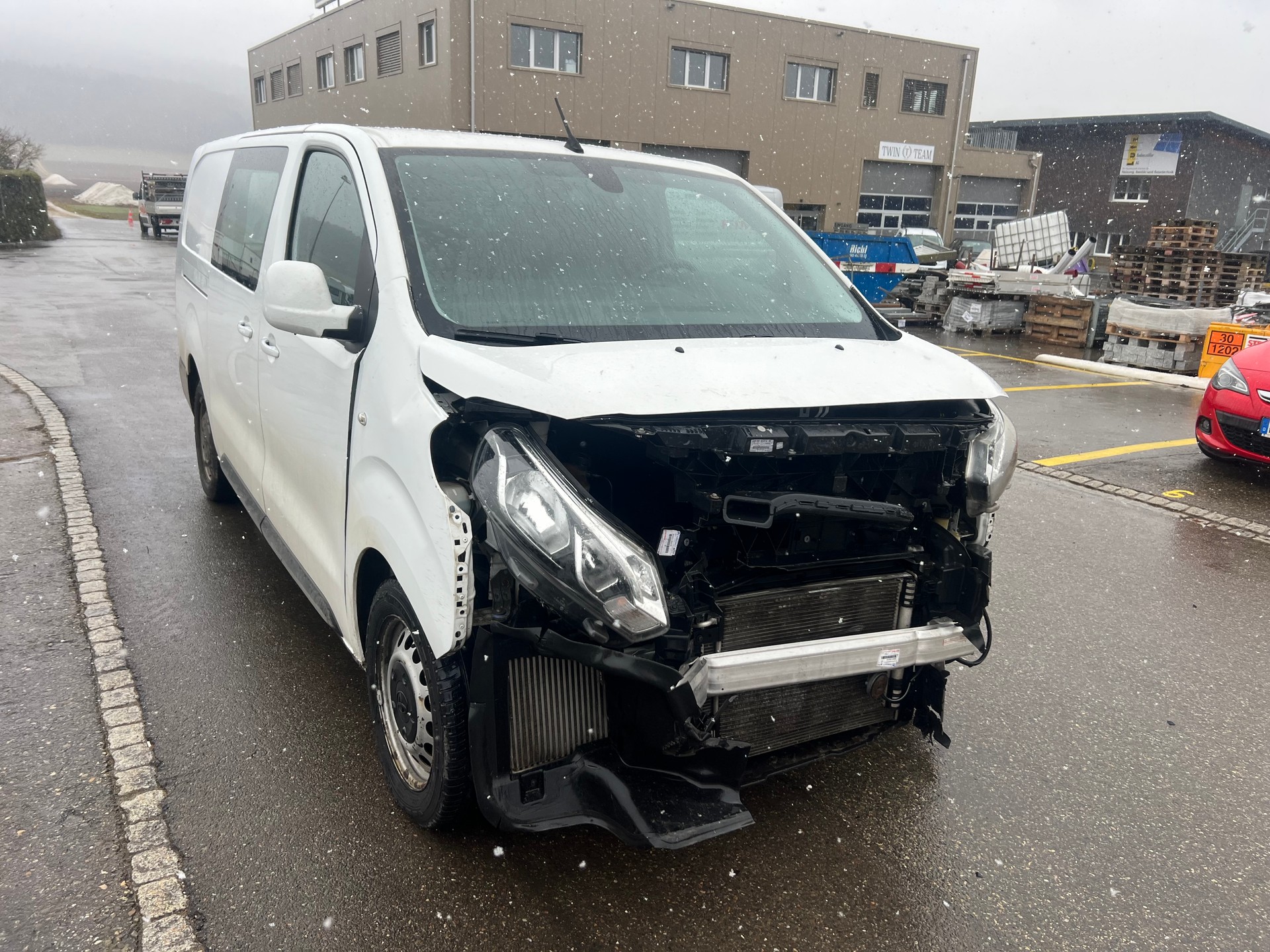 TOYOTA Proace 2.0D Glass Van L2 Luna-image-0