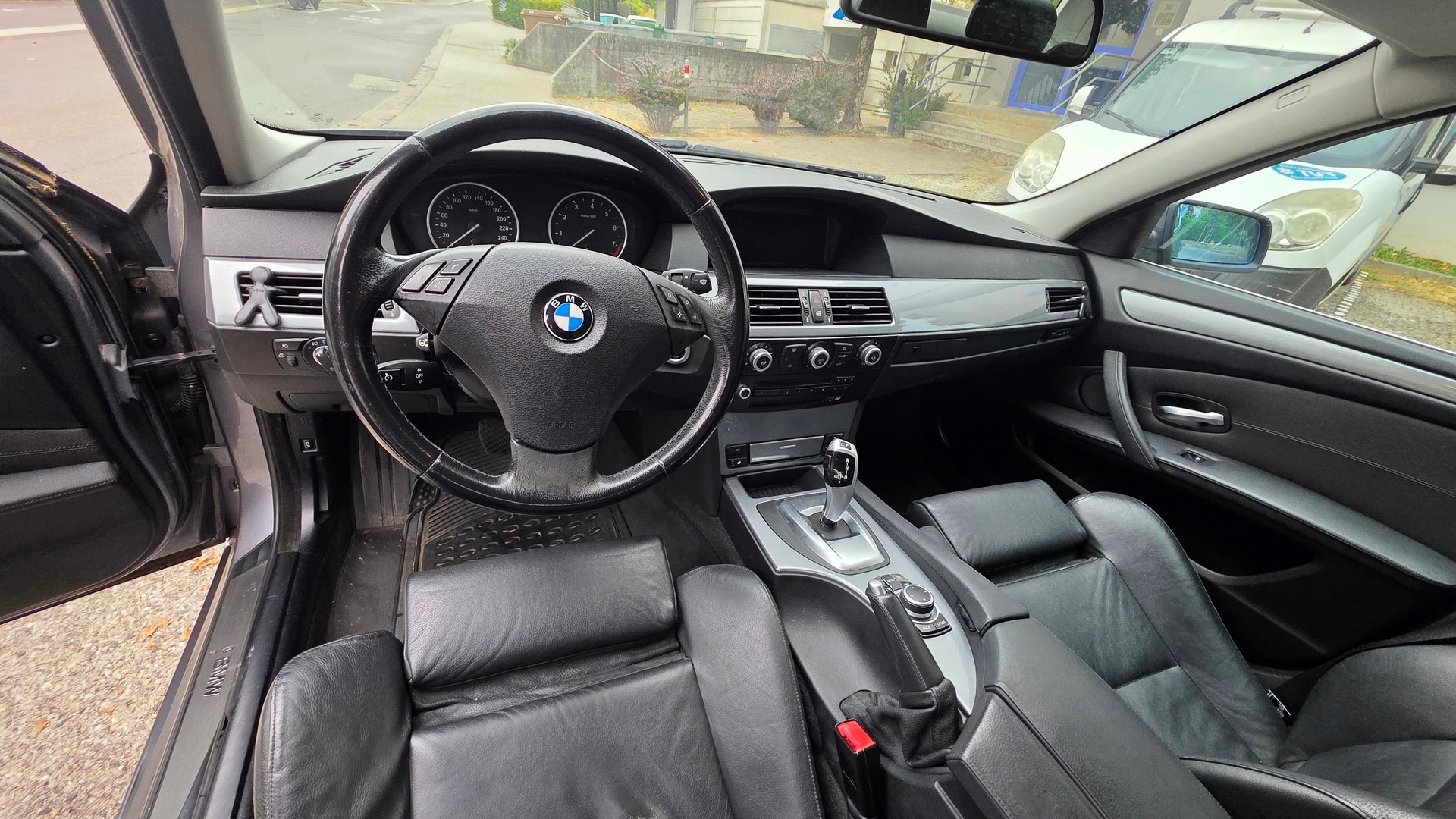 BMW 530i xDrive-image-5