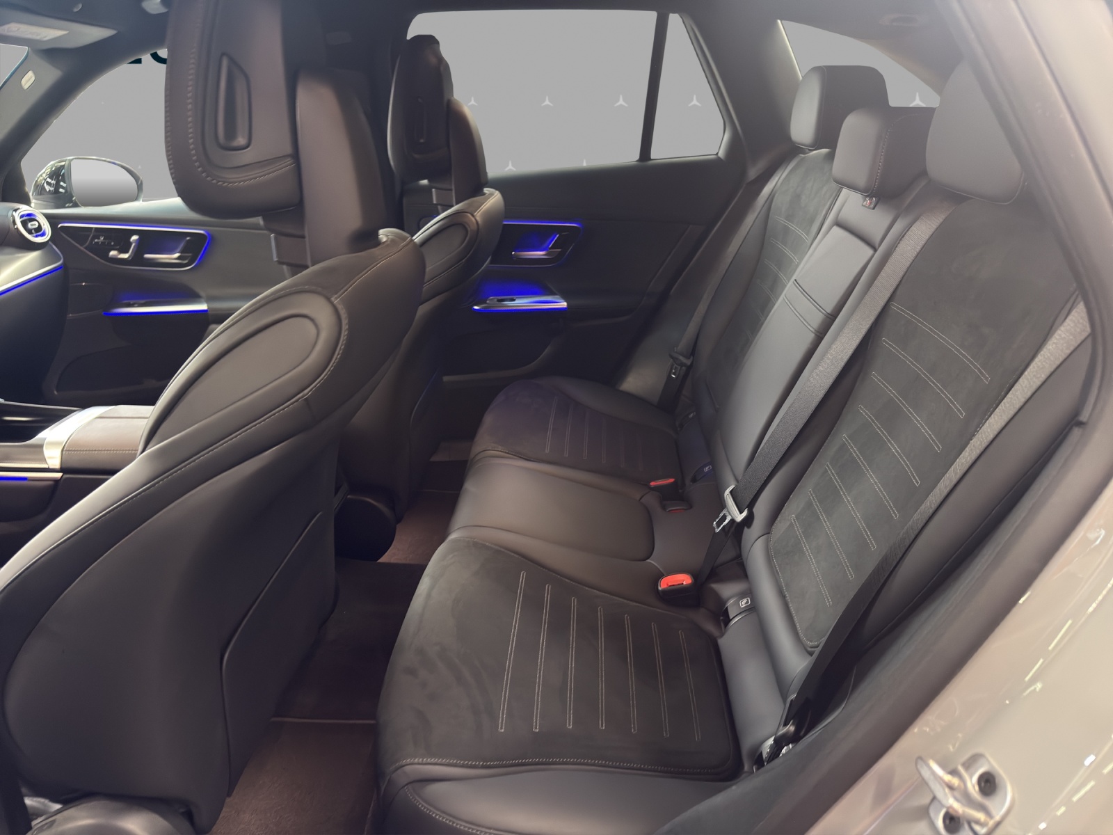 MERCEDES-BENZ GLC 200 4M - AMG / 360 Grad Kamera / DISTRONIC / AHK-image-13