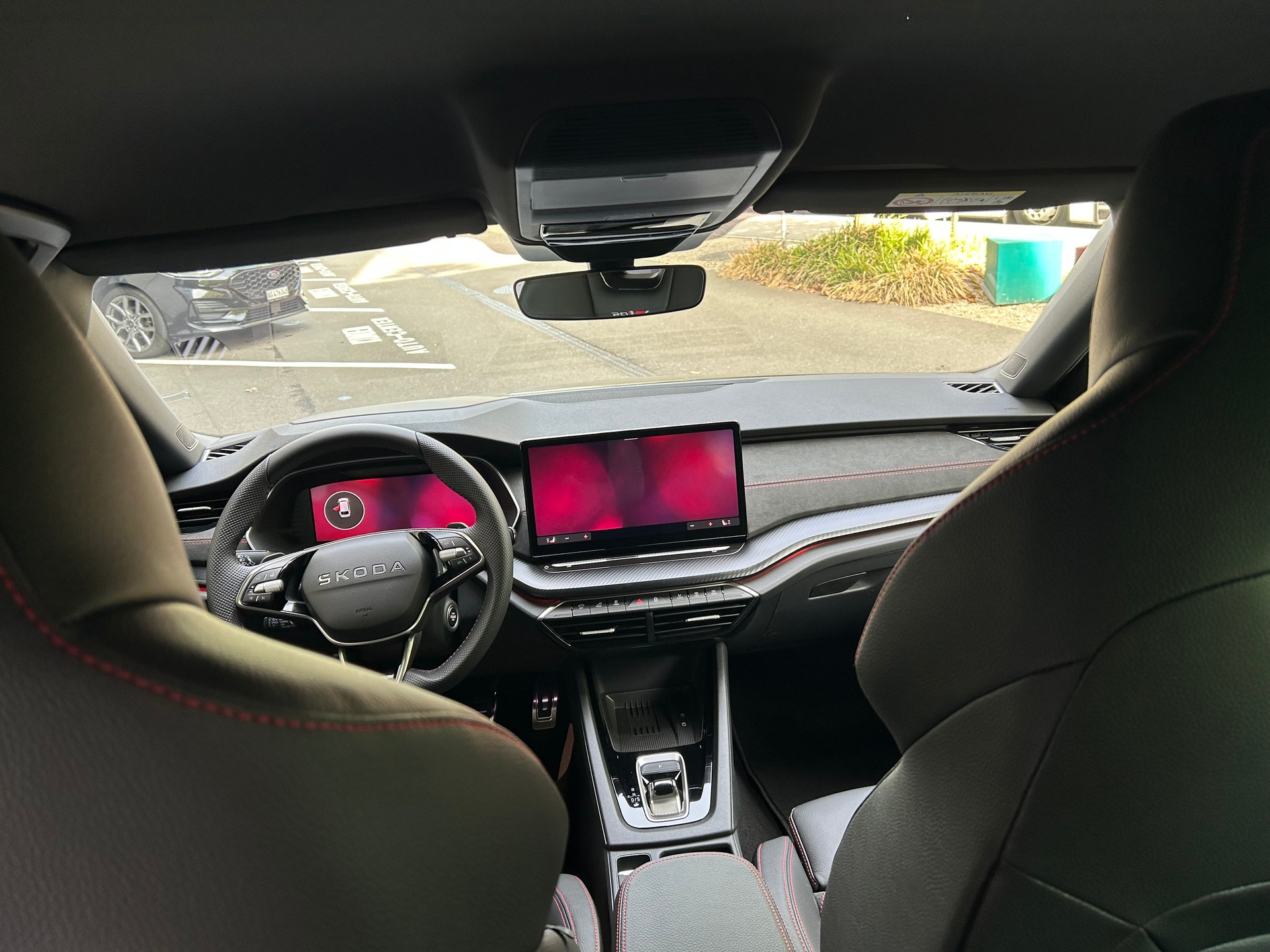 SKODA Octavia Combi 2.0 TSI DSG RS 30 Years Edition-image-7