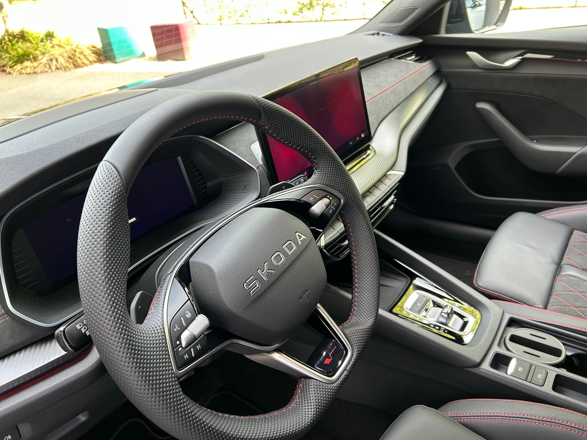 SKODA Octavia Combi 2.0 TSI DSG RS 30 Years Edition-image-10