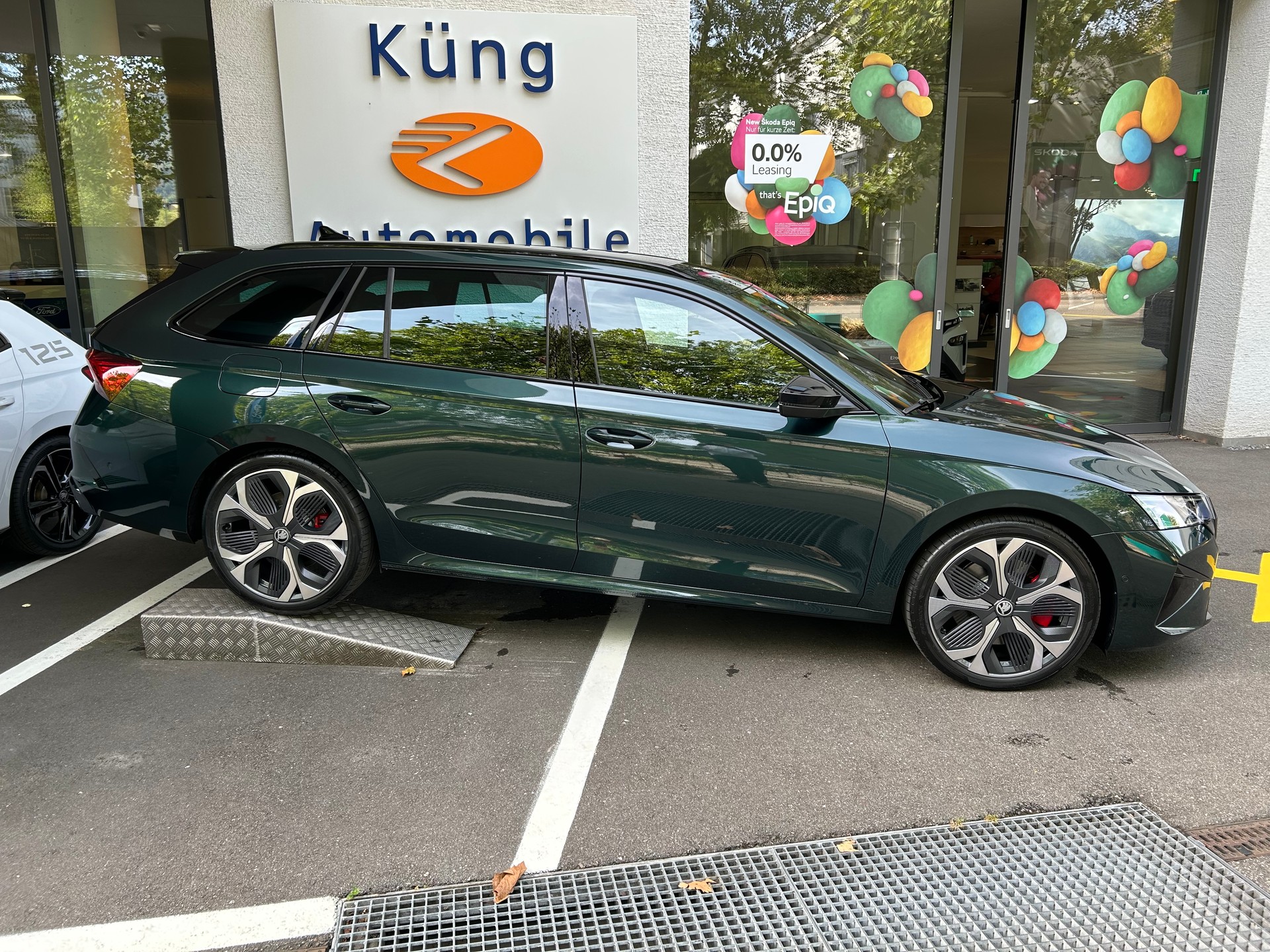 SKODA Octavia Combi 2.0 TSI DSG RS 30 Years Edition-showroom-element-1