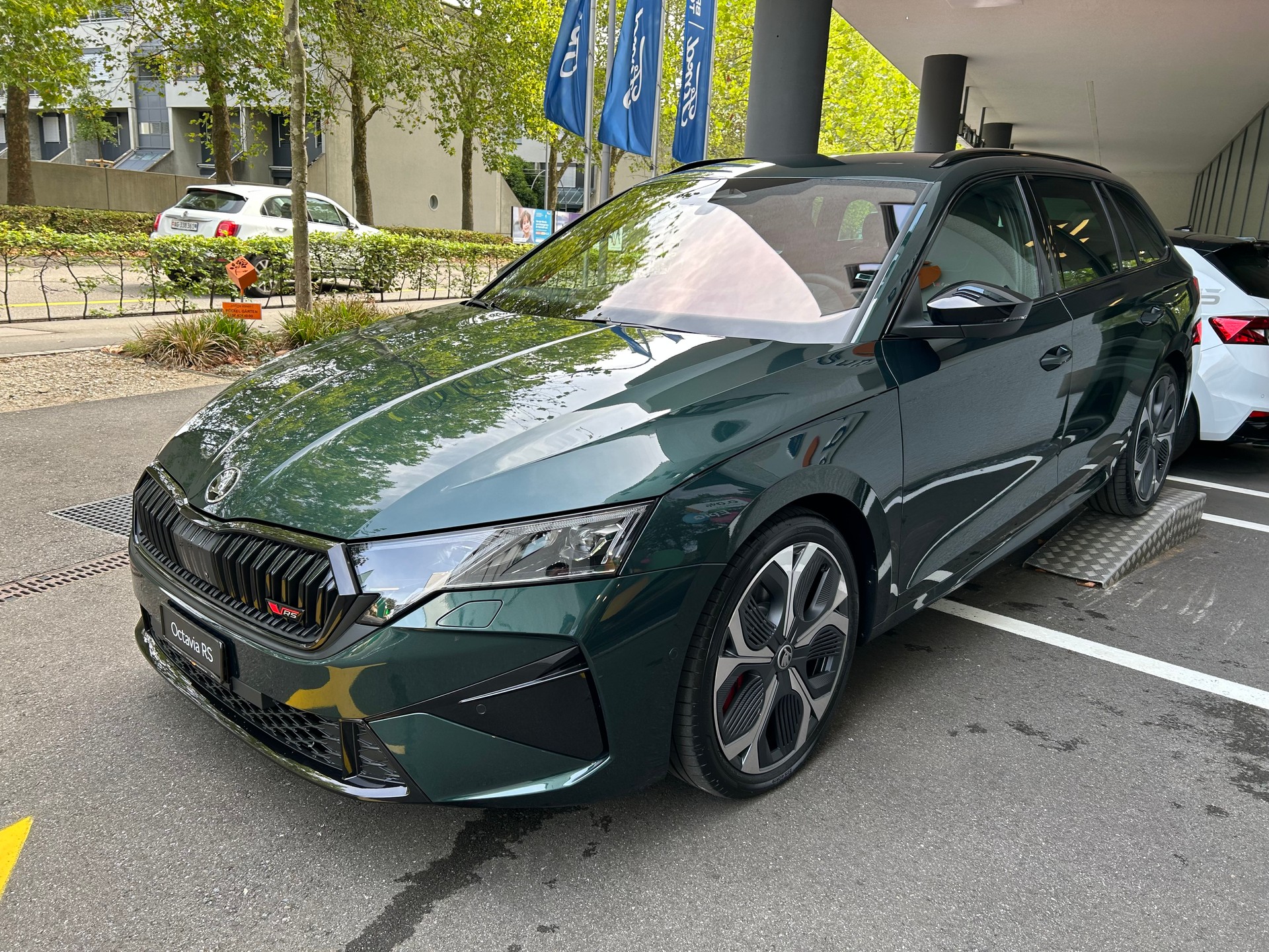 SKODA Octavia Combi 2.0 TSI DSG RS 30 Years Edition-image-13
