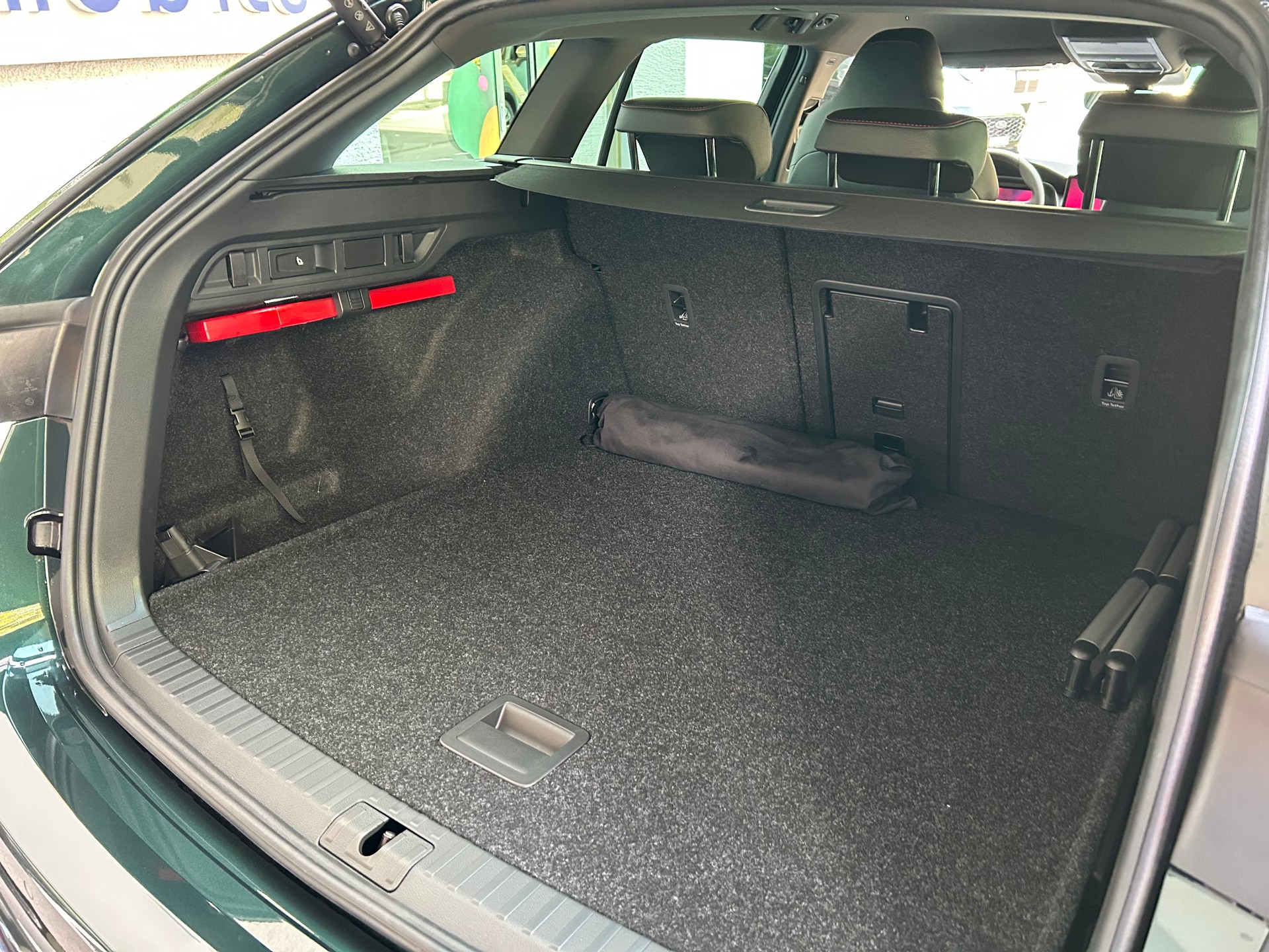 SKODA Octavia Combi 2.0 TSI DSG RS 30 Years Edition-image-5