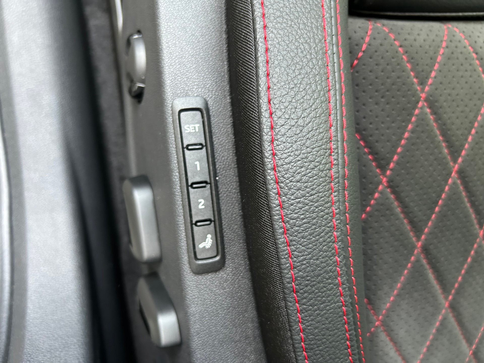 SKODA Octavia Combi 2.0 TSI DSG RS 30 Years Edition-image-11