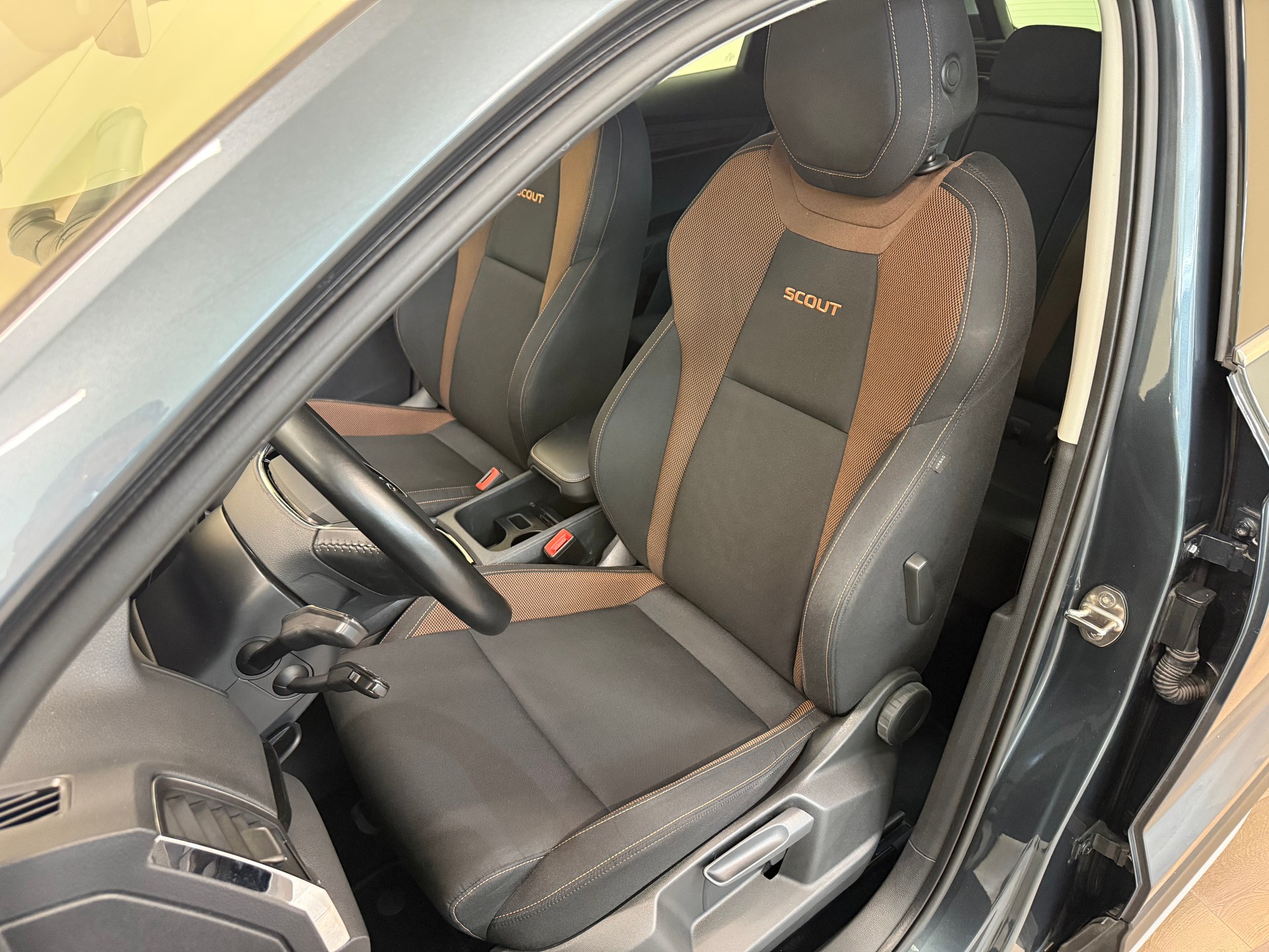SKODA Karoq 2.0 TDI CR Scout 4x4 DSG-image-13