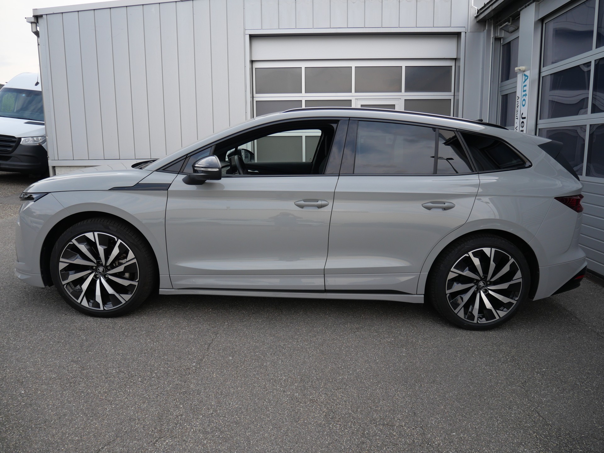 SKODA Enyaq 85x Sportline 4x4 *5 J. Garantie, AHK, 8 Aluräder*-image-2